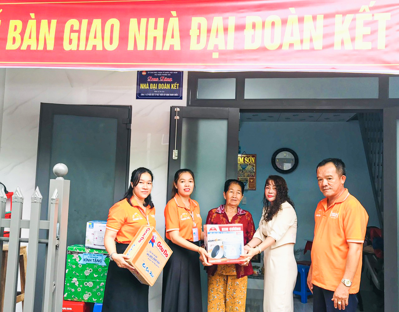 Bà Lọt còn được nhận nhiều phần quà thiết thực tại lễ bàn giao nhà.
