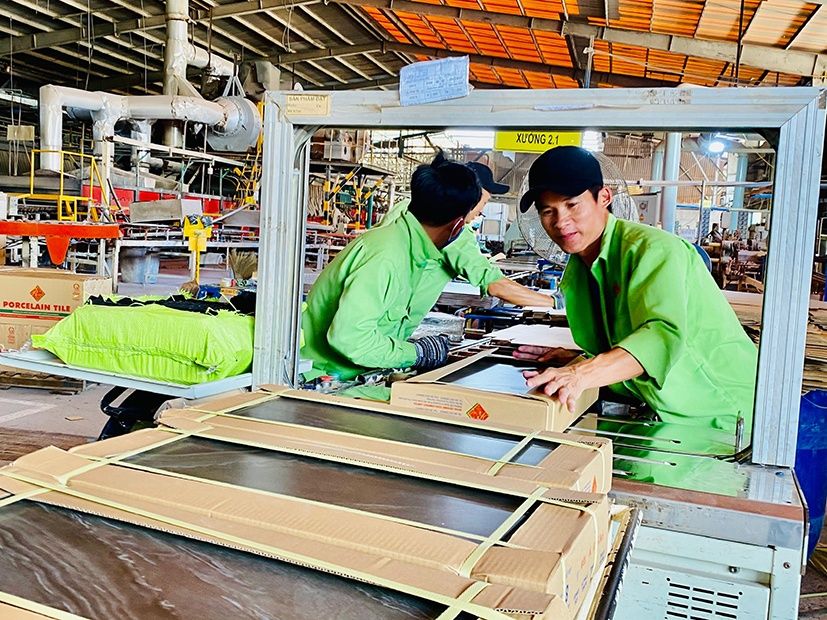 Thiếu nước khiến việc sản xuất của các DN trong KCN Mỹ Xuân A2 gặp nhiều khó khăn. Trong ảnh: Công nhân sản xuất tại một nhà máy trong KCN Mỹ Xuân A2.