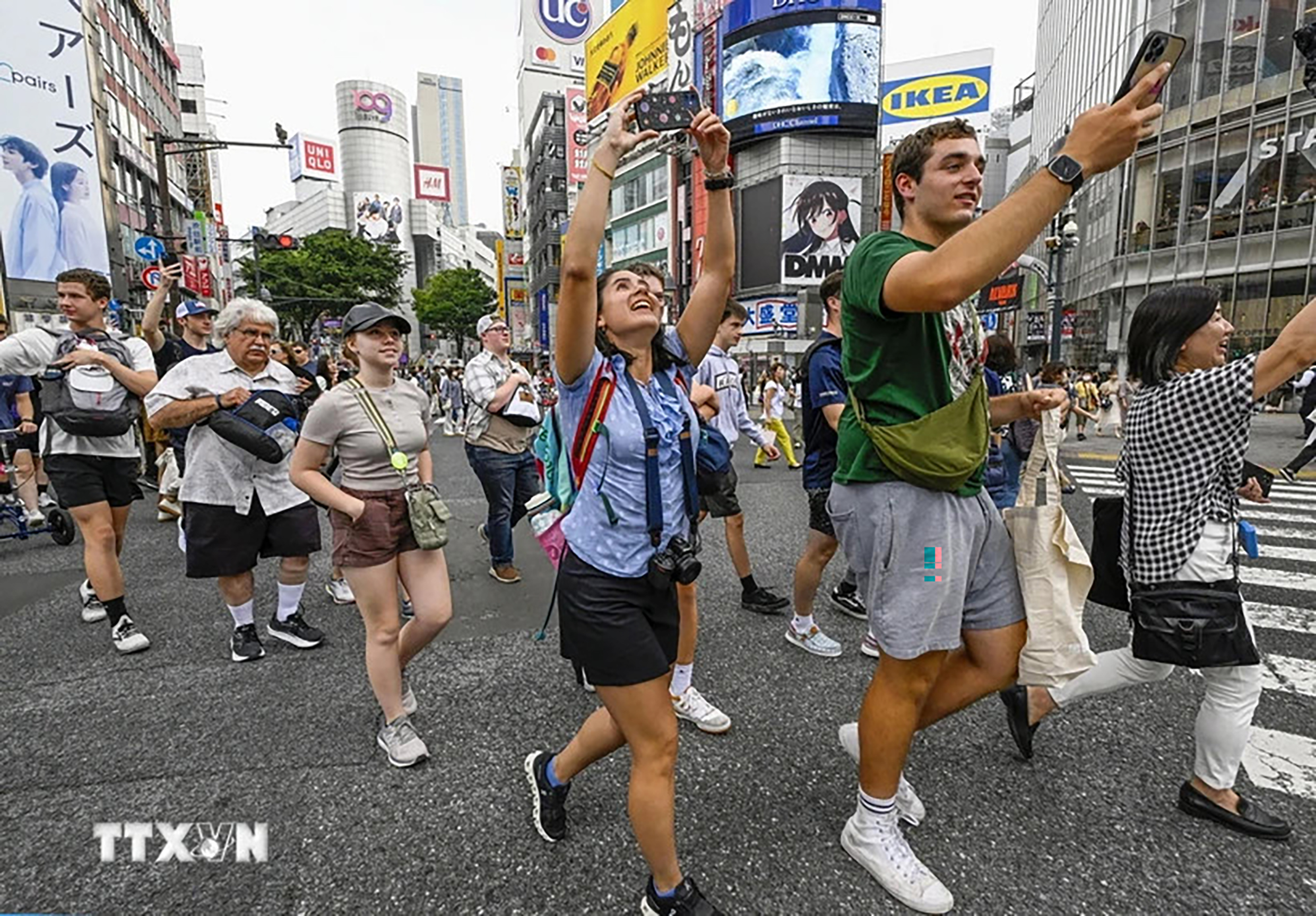 Khách du lịch tham quan Tokyo, Nhật Bản.