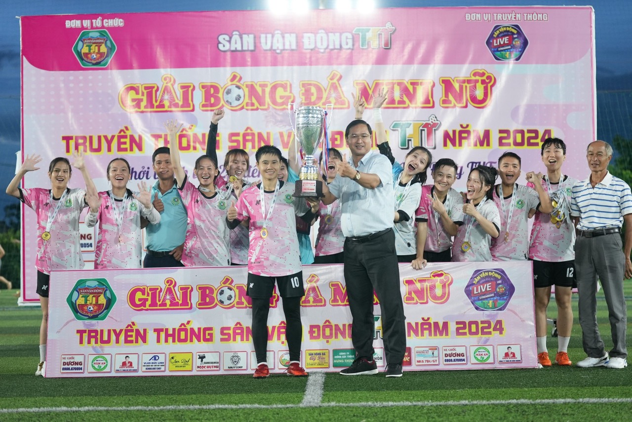 Ông Nguyễn Tấn Bản, Chủ tịch UBND huyện Châu Đức trao cup cho đội bóng nữ liên quân xe cuốc - phân bón Năm Anh.