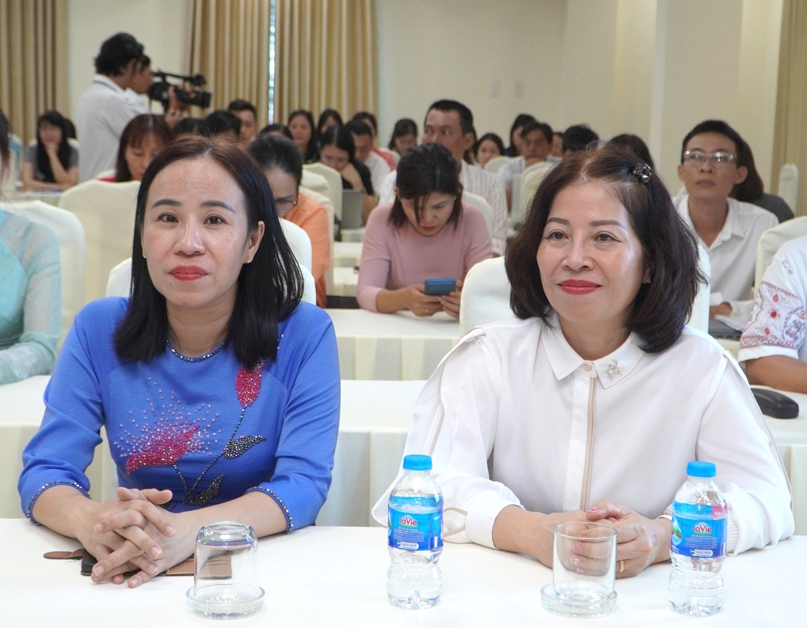 Ông Trường Đức Nghĩa (bìa trái), Tổng Biên tập Báo Bà Rịa-Vũng Tàu; ông Lê Văn Lâm (ở giữa), Phó trưởng Ban Tuyên giáo Tỉnh ủy và giảng viênVũ Cận Lân, Trường CĐ Truyền hình II 