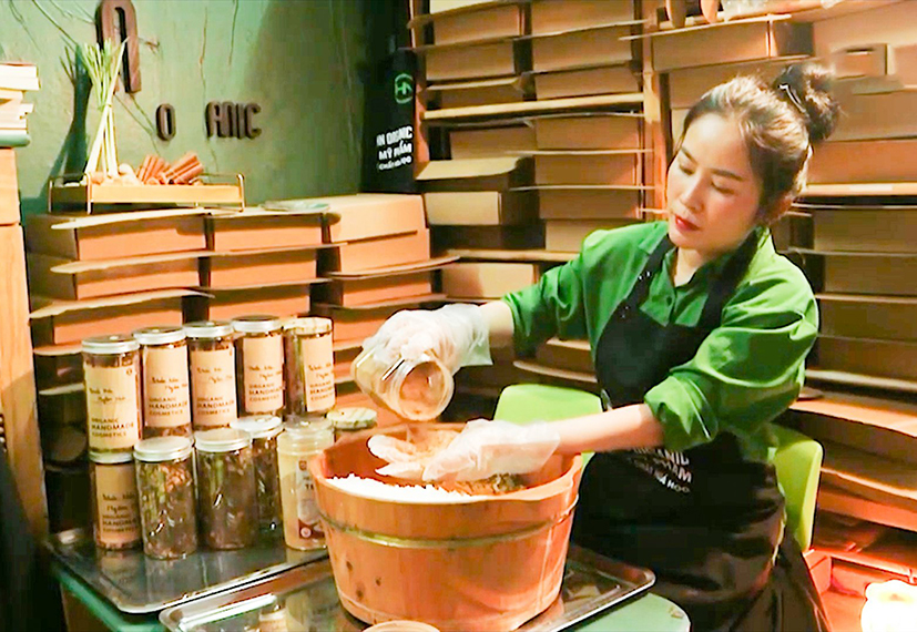 Chị Ngọc Hà tiến hành pha chế muối ngâm chân thảo mộc theo yêu cầu của các đơn vị.