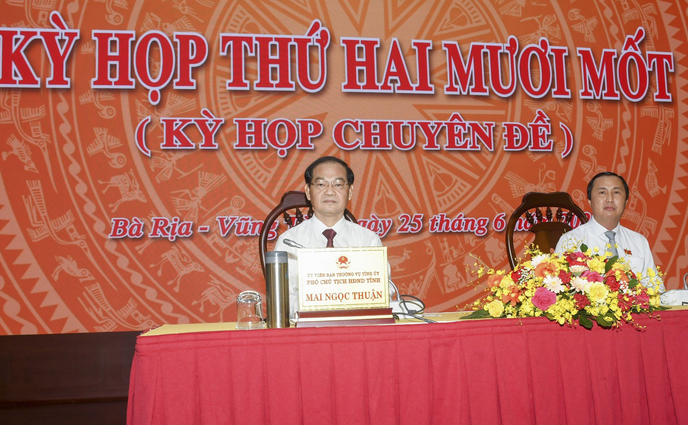 Ông Mai Ngọc Thuận, Ủy viên Ban Thường vụ Tỉnh ủy, Phó Chủ tịch Thường trực HĐND tỉnh và ông Lê Hoàng Hải, Tỉnh ủy viên, Phó Chủ tịch HĐND tỉnh, đồng chủ tọa kỳ họp.
