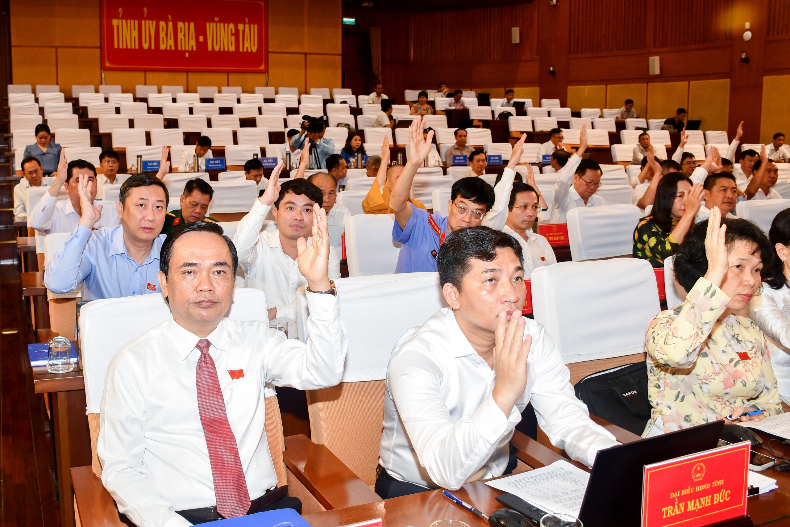 Các đại biểu biểu quyết thông qua Nghị quyết Về việc tán thành chủ trương thành lập các phường thuộc thị xã Phú Mỹ  và thành lập thành phố Phú Mỹ thuộc tỉnh Bà Rịa - Vũng Tàu.