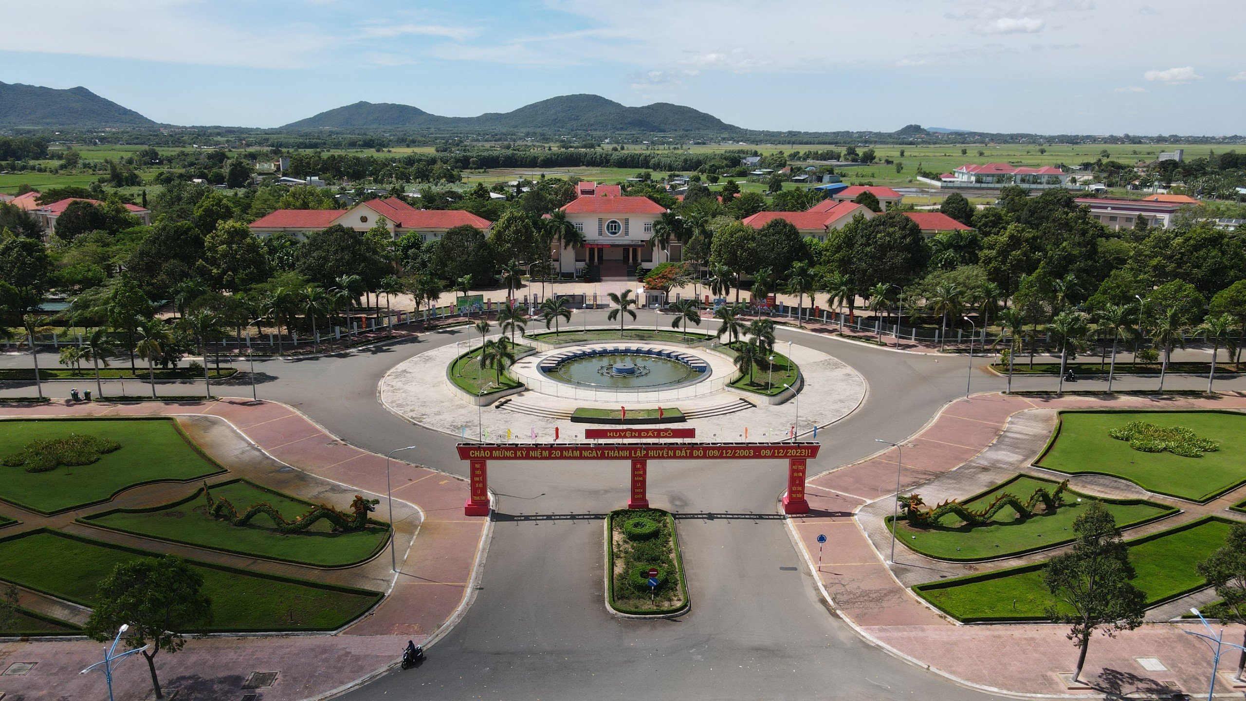 Sau khi thành lập, trụ sở Trung tâm Hành chính-Chính trị huyện Long Đất đặt tại huyện Đất Đỏ  hiện nay.