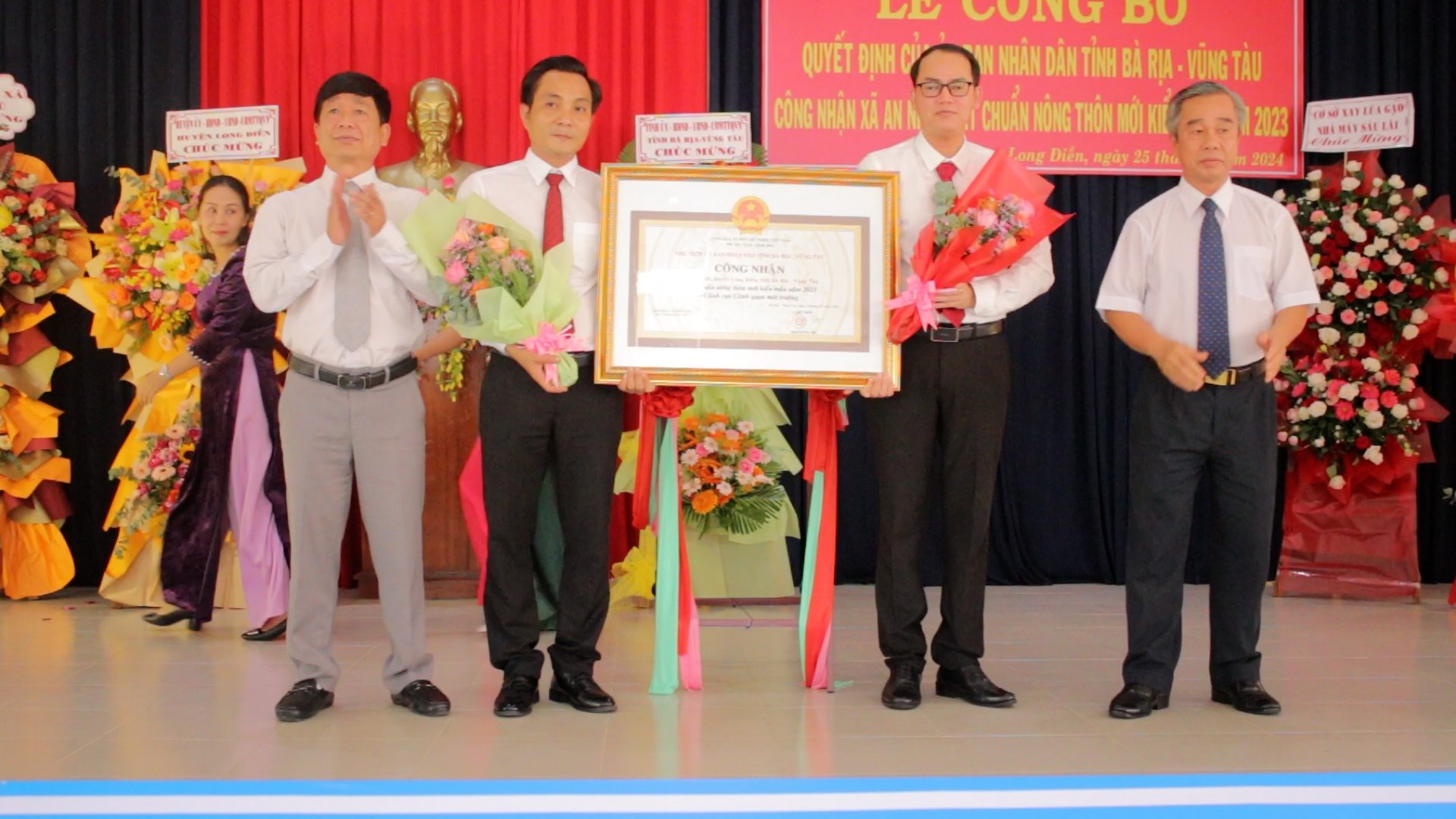 Ông Võ Hữu Hạnh, Phó Bí thư Thường trực Huyện ủy và ông Trần Kim Phúc, Phó Chủ tịch UBND huyện Long Điền trao Bằng của UBND tỉnh công nhận xã An Nhứt đạt chuẩn NTM kiểu mẫu năm 2023.