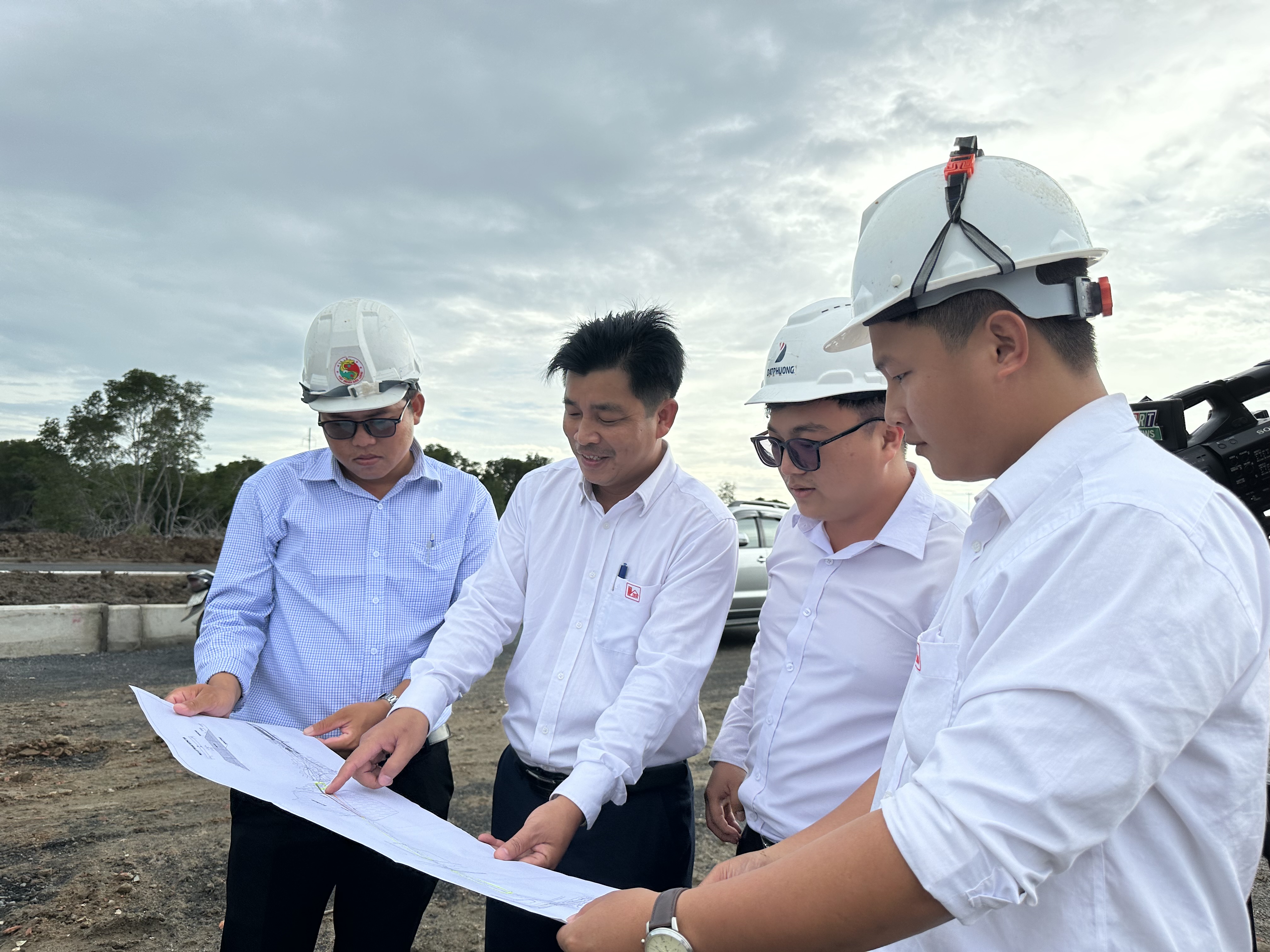 Chủ đầu tư, đơn vị thi công và tư vấn giám sát kiểm tra hiện trường  thi công dự án.