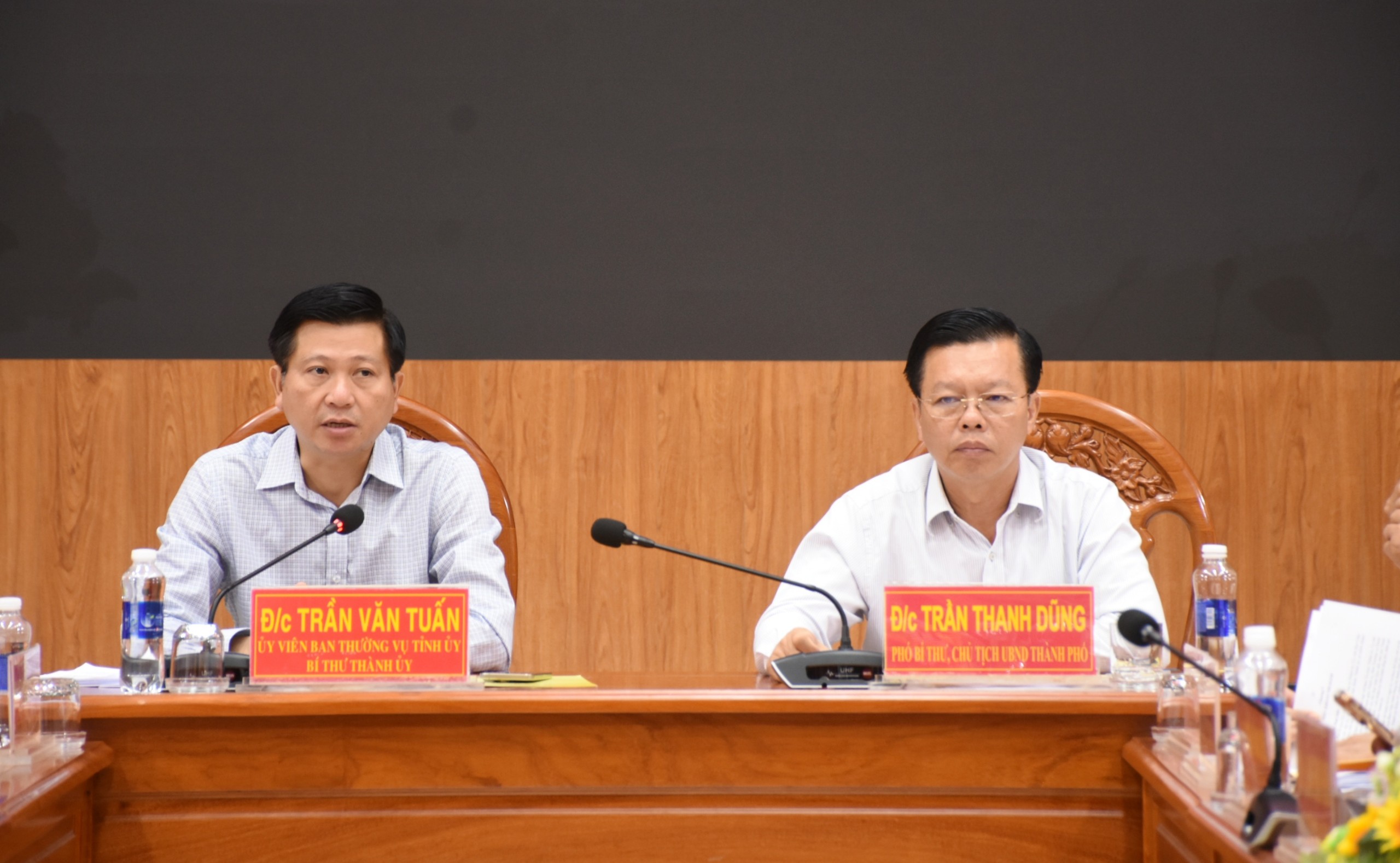 Bí thư Thành ủy Bà Rịa Trần Văn Tuấn; Phó Bí thư Thành ủy, Chủ tịch UBND TP.Bà Rịa Trần Thanh Dũng chủ trì hội nghị.