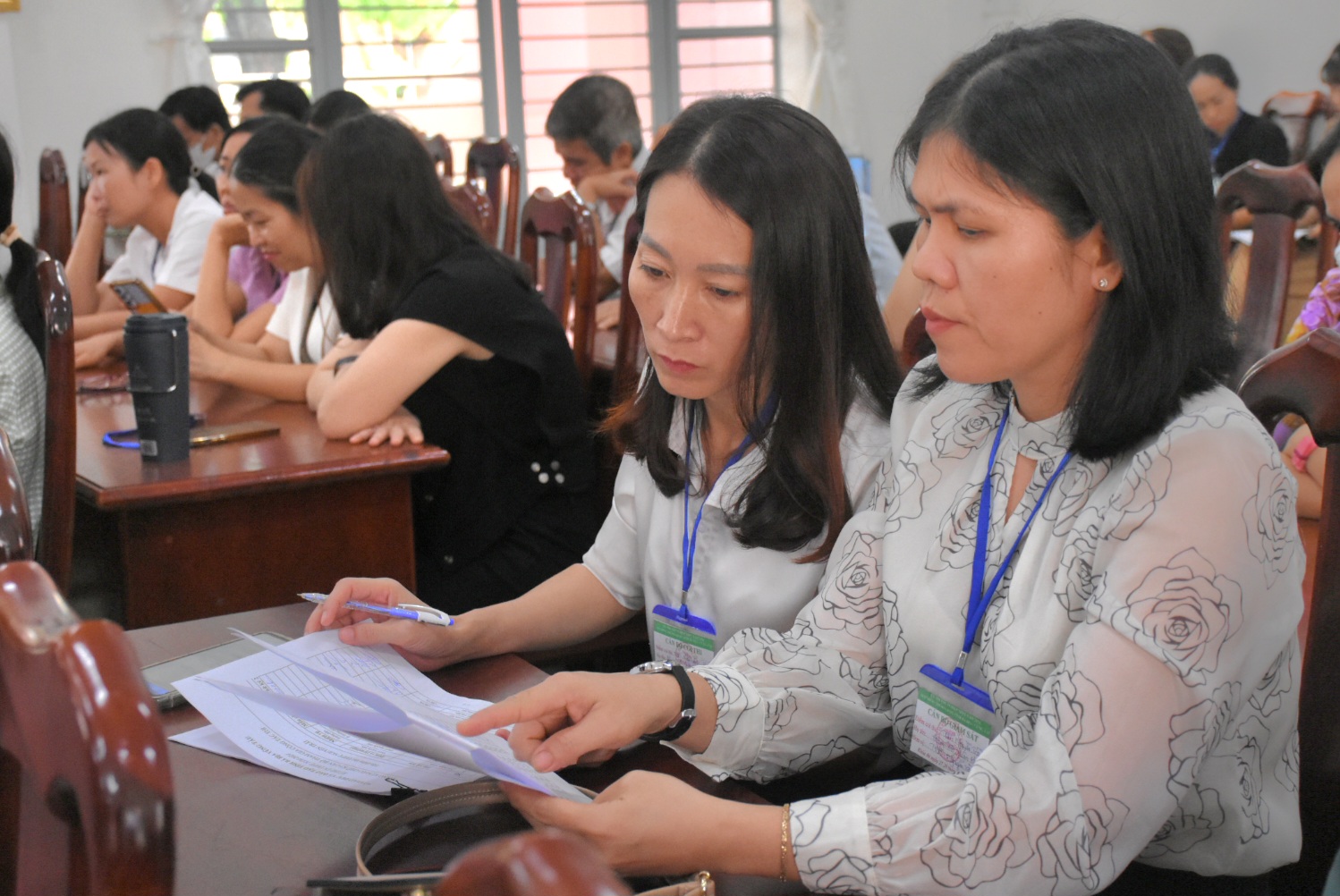 Cán bộ coi thi kiểm tra thông tin cá nhân để sẵn sàng thực hiện nhiệm vụ tại kỳ thi tốt nghiệp THPT quốc gia năm 2024. Ảnh: NGỌC BÍCH