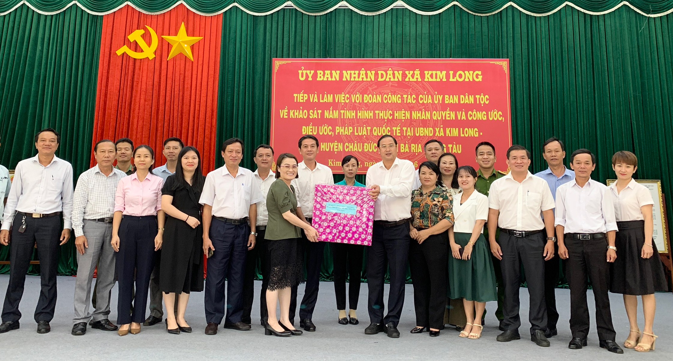 Đoàn công tác của Ủy ban Dân tộc chụp hình lưu niệm với lãnh đạo và cán bộ huyện Châu Đức.