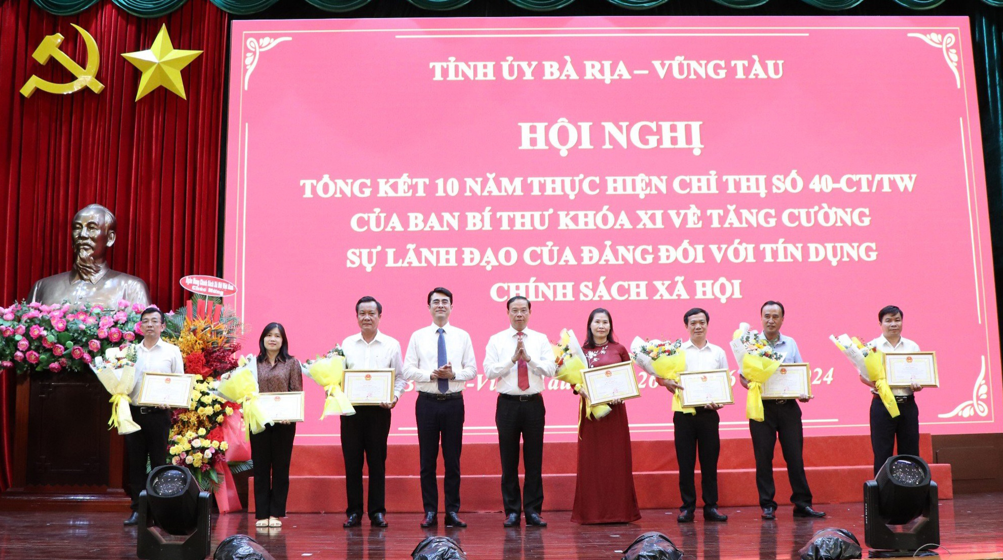 Dịp này, Chủ tịch UBND tỉnh cũng biểu dương các tập thể, cá nhân được nhận bằng khen đã có thành tích xuất sắc trong hoạt động tín dụng chính sách, các gương điển hình trong sản xuất kinh doanh đạt hiệu quả trong thời gian qua. Trong ảnh: Ông Nguyễn Văn Thọ- Phó Bí thư Tỉnh ủy, Chủ tịch UBND tỉnh tặng bằng khen cho các tập thể có thành tích xuất sắc trong hoạt động vốn tín dụng CSXH. Ảnh: Đinh Hùng