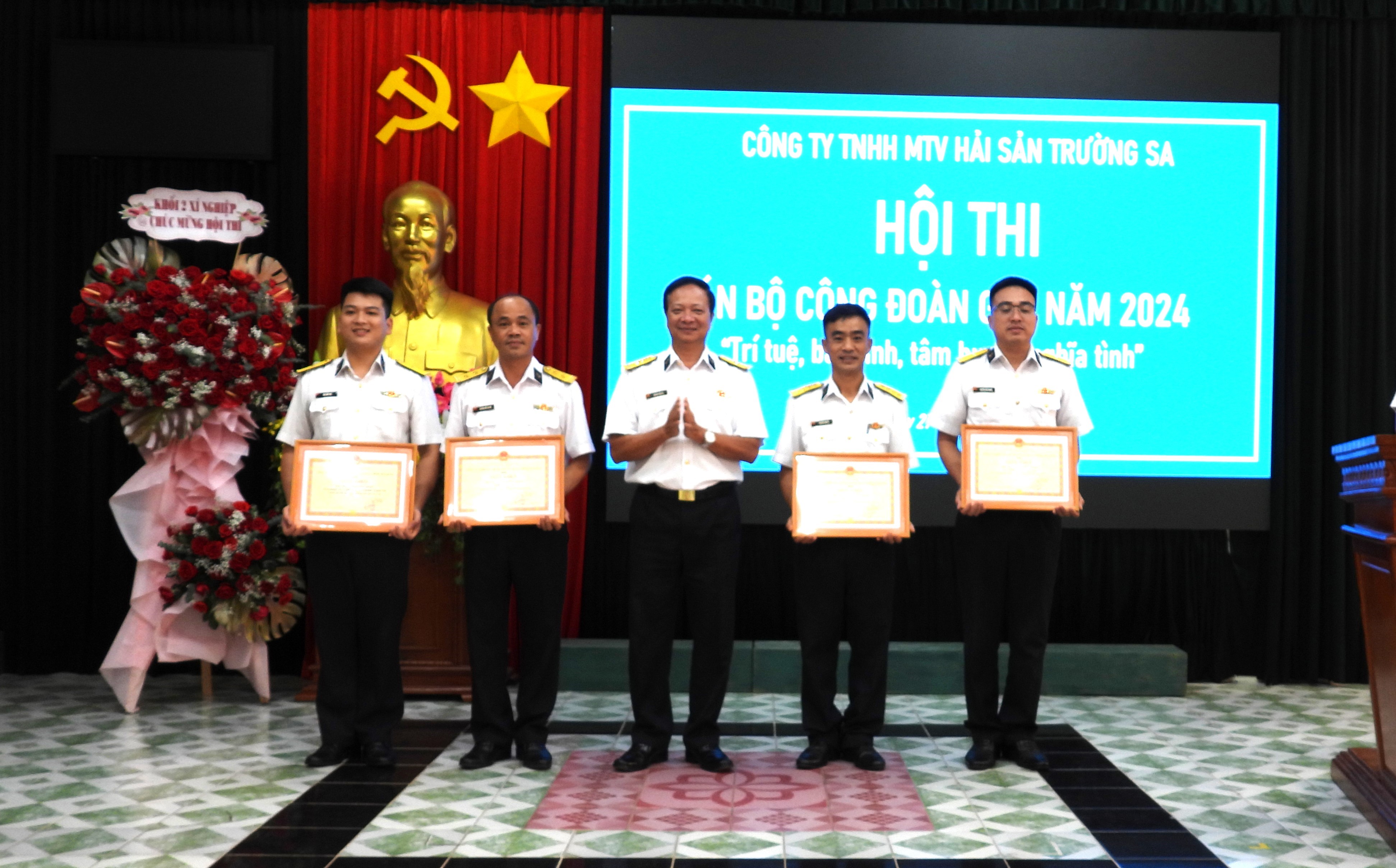 Đại tá Huỳnh Văn Đa, Chính ủy Hải đoàn 129 trao giải cho các đội thi.