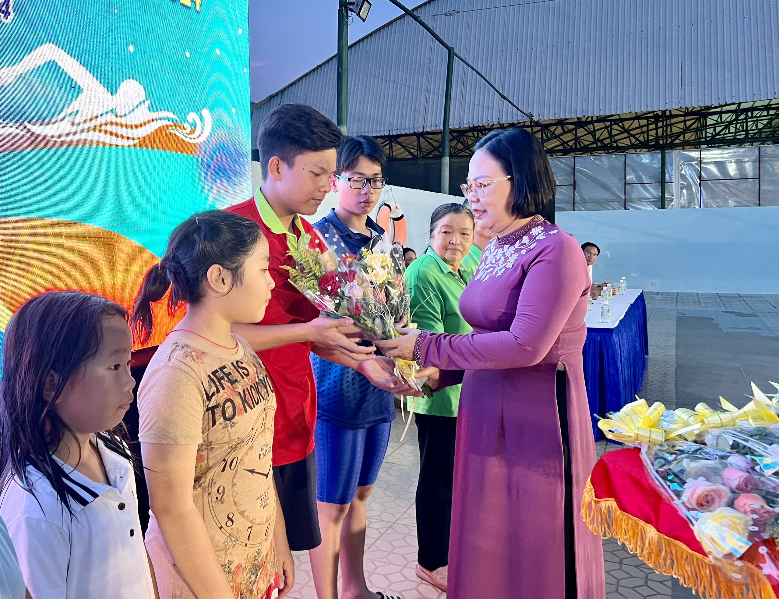 Bà Nguyễn Thị Thu Hương, Phó Chủ tịch UBND TP. Vũng Tàu tặng hoa cho các đơn vị tham gia giải.