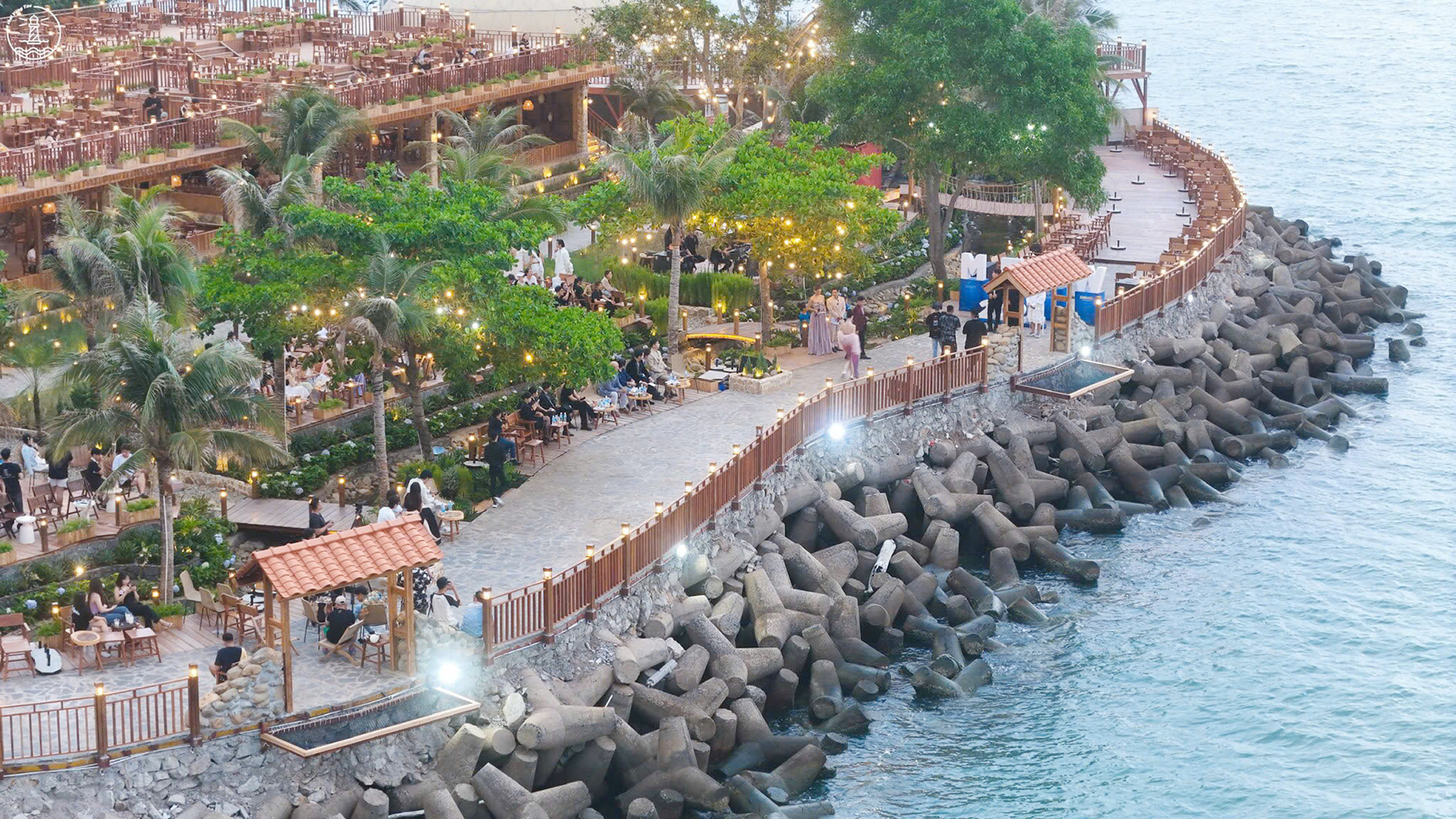 Cà phê Suối Bên Biển tô thêm điểm nhấn đẹp cho Bãi Trước thu hút giới trẻ đến thư giãn, chụp ảnh.