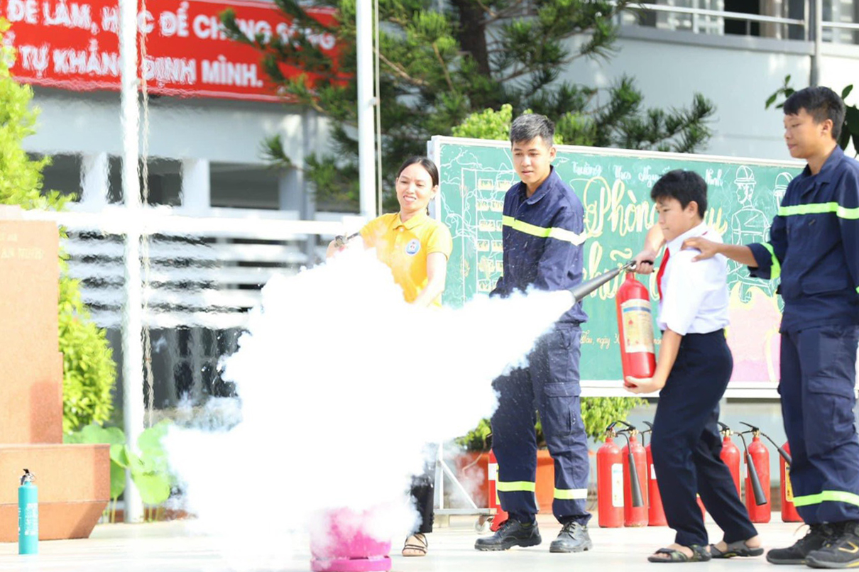 Các em HS Trường THCS Nguyễn An Ninh (TP.Vũng Tàu) trong giờ học kỹ năng PCCC.