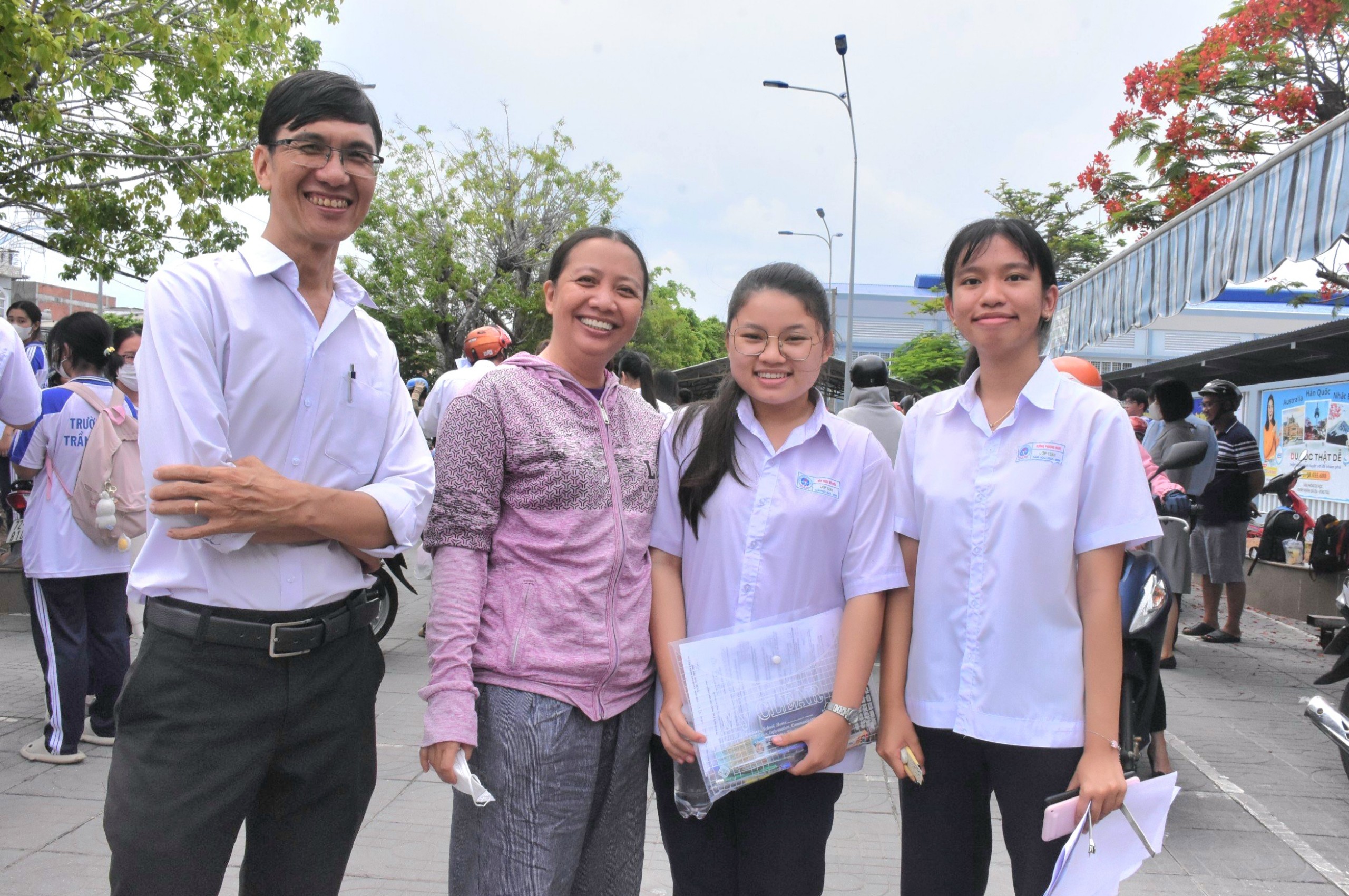 Thí sinh cùng phụ huynh taih điểm thi THPT Trần Văn Quan (huyện Long Điền) phấn khởi ra về sau khi hoàn thành các môn thi tổ hợp. Ảnh: NGỌC BÍCH