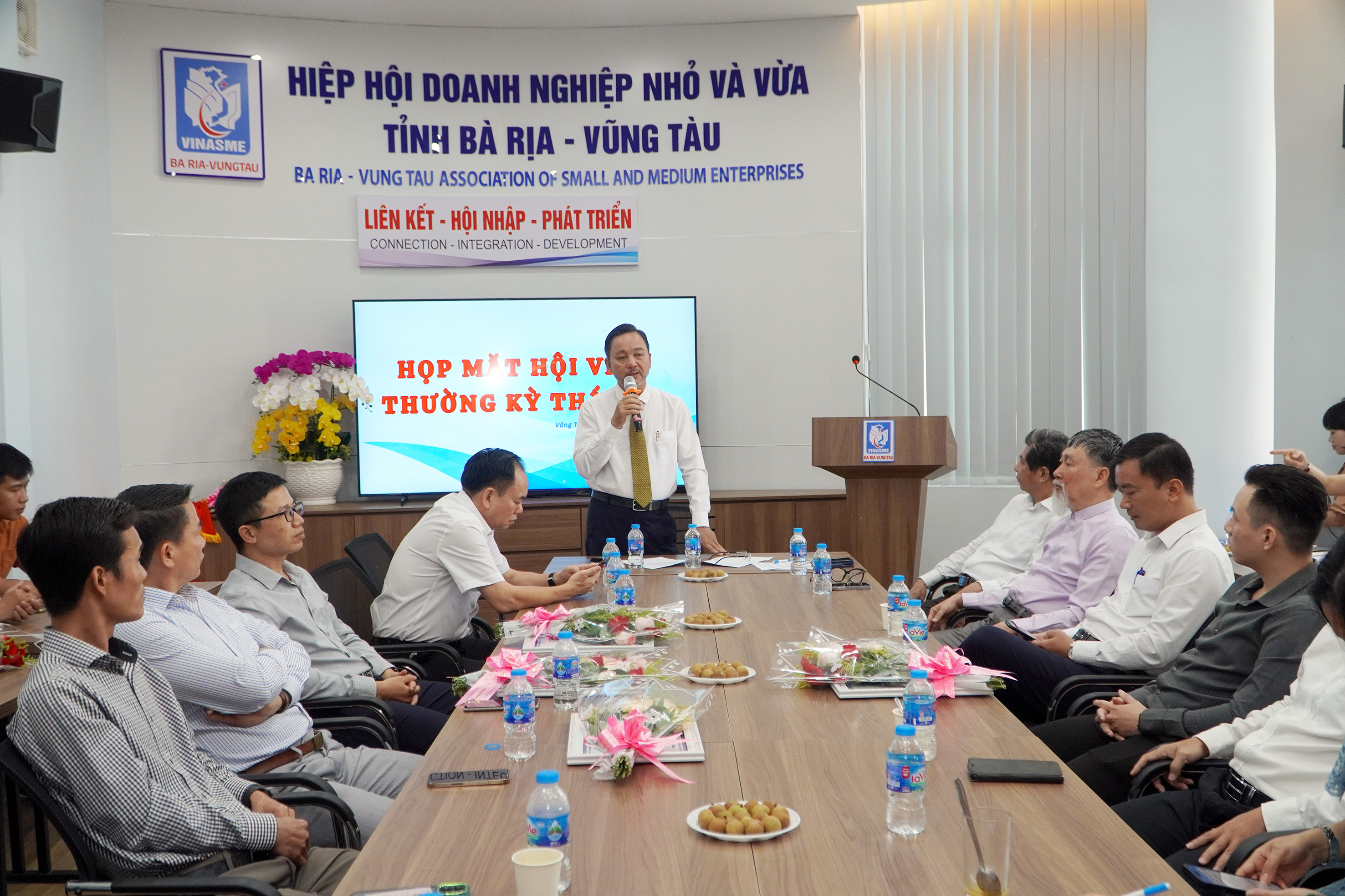 Ông Phạm Văn Triêm, Chủ tịch Hiệp hội DNNVV tỉnh phát biểu tại buổi họp mặt, kết nạp hội viên mới.