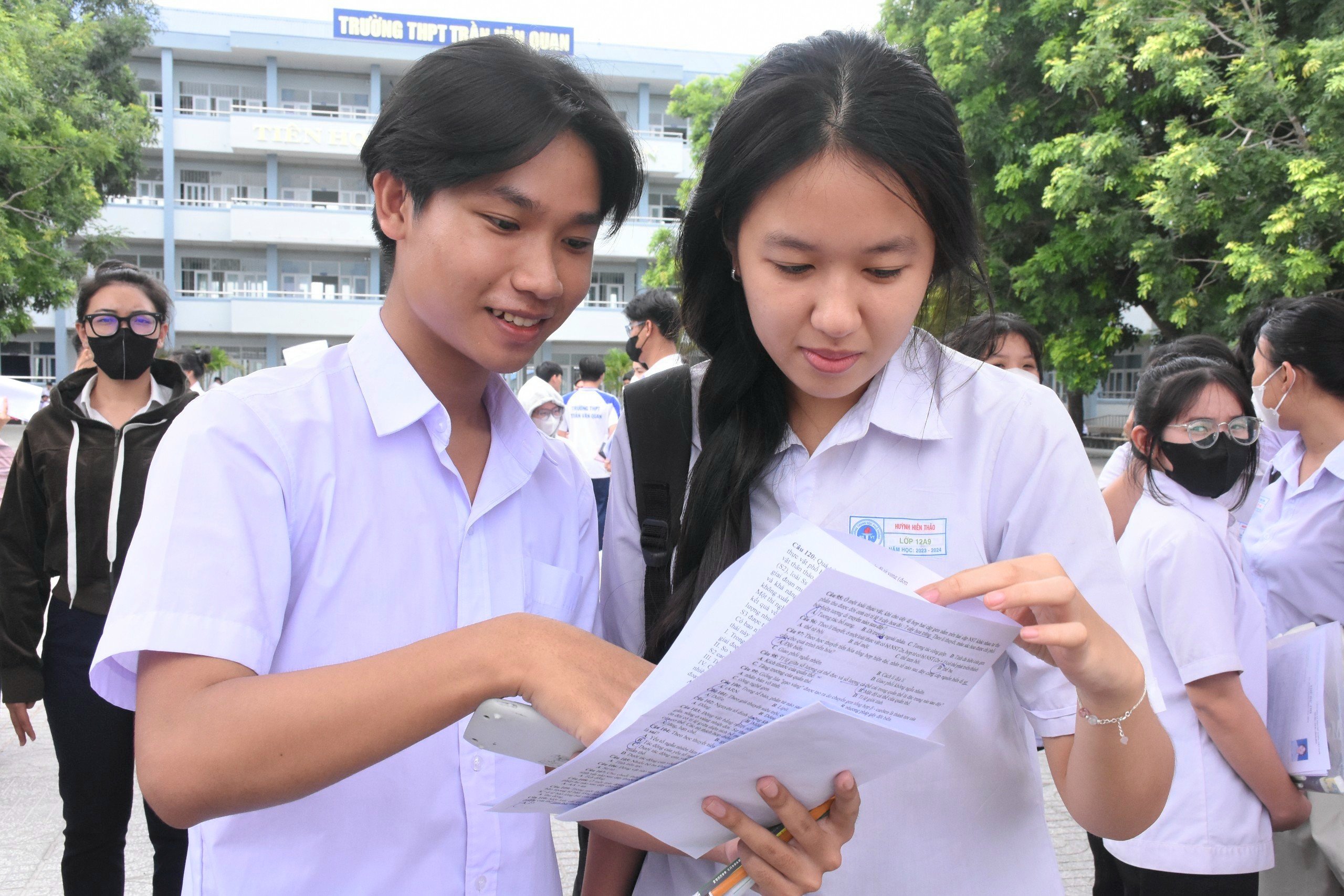 Thi sinh điểm thi THPT Trần Văn Quan (huyện Long Điền) trao đổi  sau khi hoàn thành bài thi tổ hợp Khoa học tự nhiên.