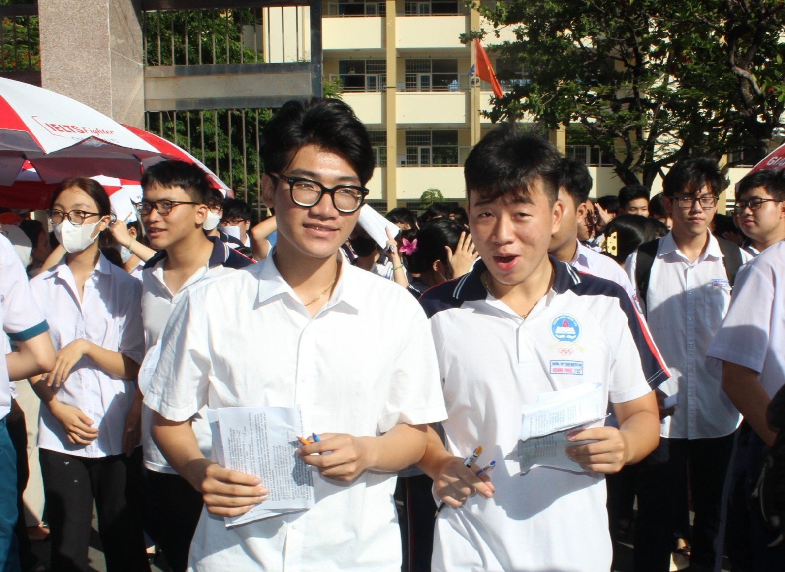 Thí sinh tại điểm thi THPT Trần Nguyên Hãn (TP.Vũng Tàu) phấn khởi ra về sau khi hoàn thành bài thi Ngoại ngữ.