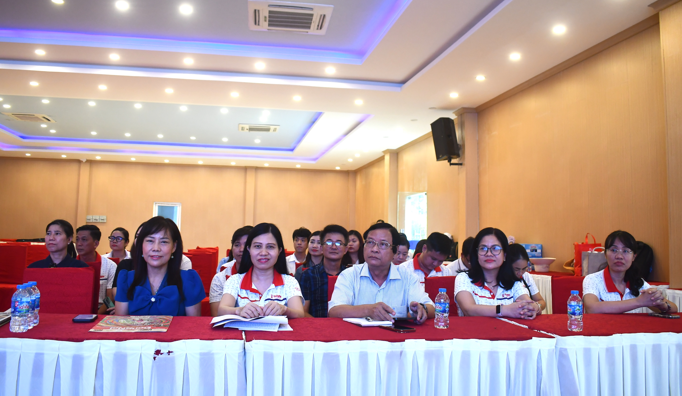 Các đại biểu tham dự hội thảo.