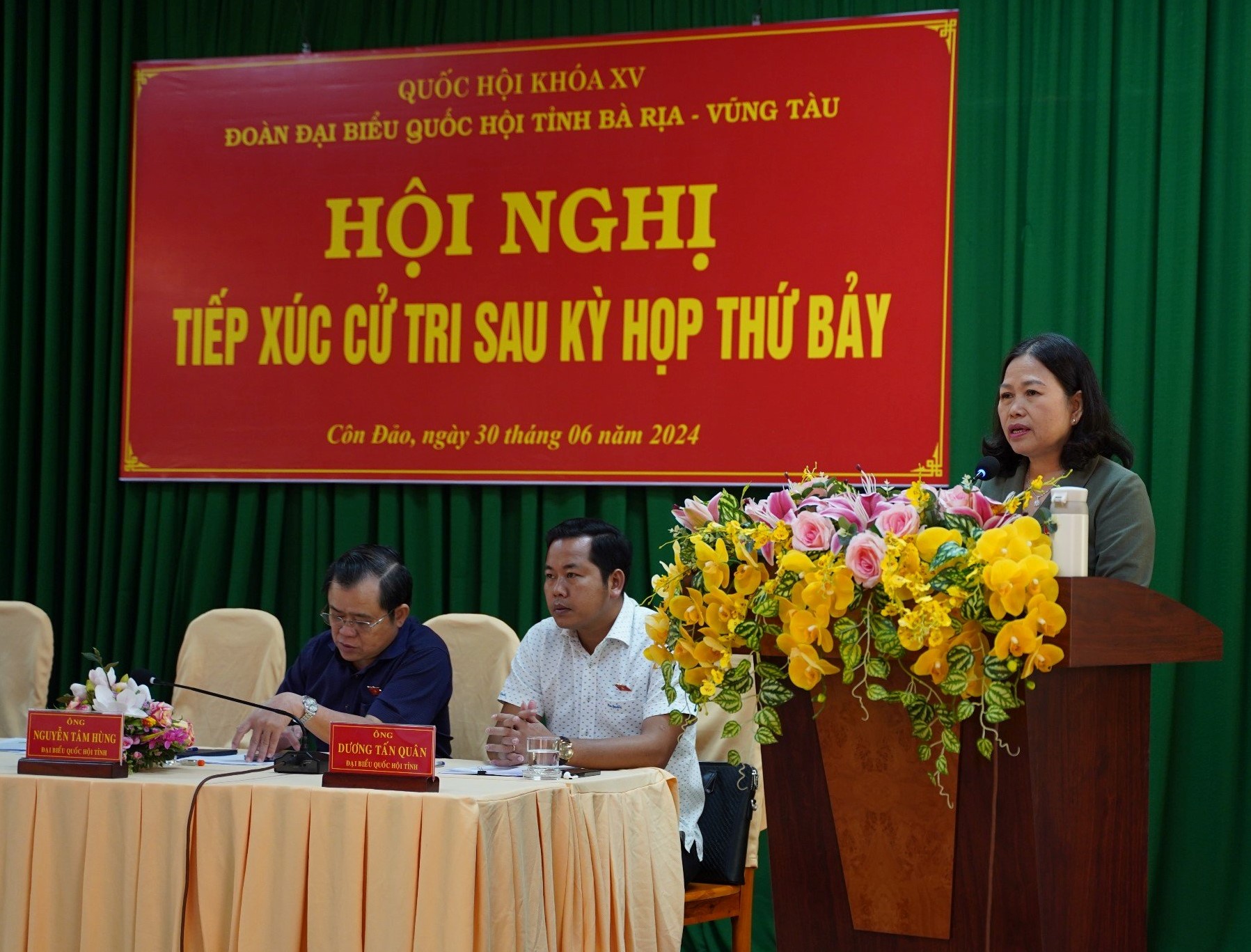 Bà Nguyễn Thị Yến, Phó Bí thư Thường trực Tỉnh ủy, Trưởng Đoàn ĐBQH tỉnh ghi nhận, tiếp thu các ý kiến, kiến nghị của cử tri huyện Côn Đảo.