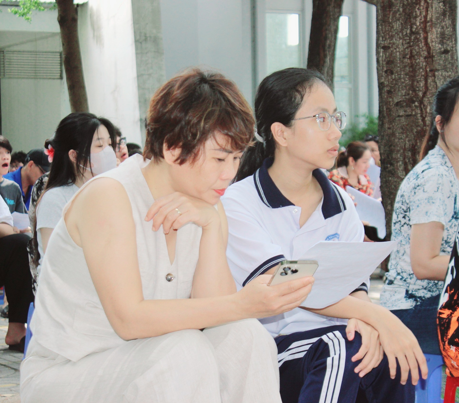 Phụ huynh, HS cùng tham dự buổi tư vấn.