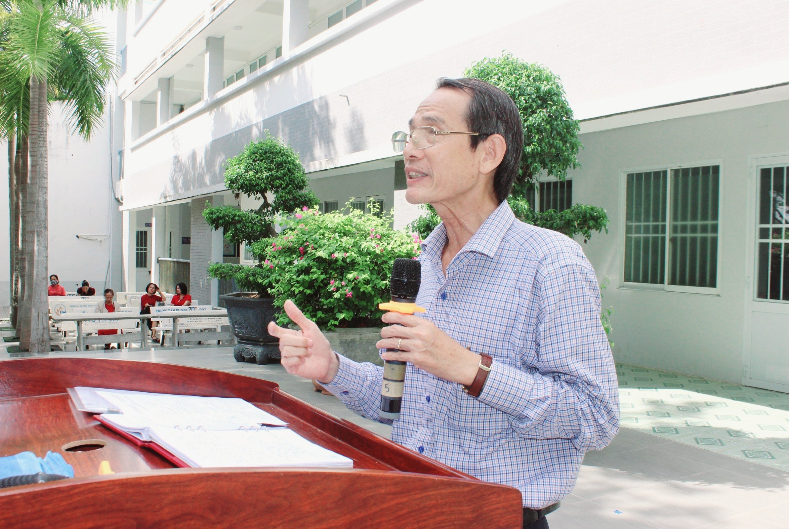 Thầy Hiệu trưởng Phan Ngọc Tấn tư vấn cho các em HS và phụ huynh lựa chọn tổ hợp môn cùng các chuyên đề học tập.