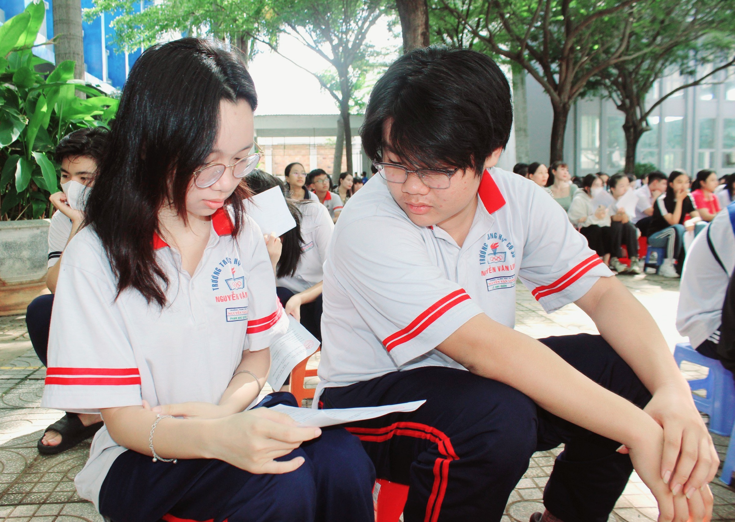 Các em HS tham dự chương trình.