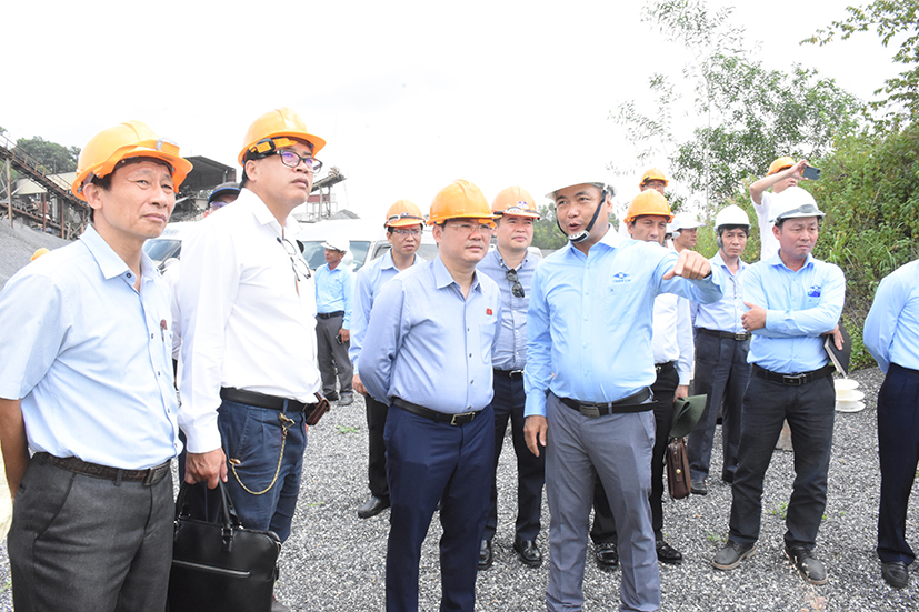Lực lượng chức năng kiểm tra công tác bảo vệ môi trường tại một doanh nghiệp khai thác khoáng sản trên địa bàn TX.Phú Mỹ.