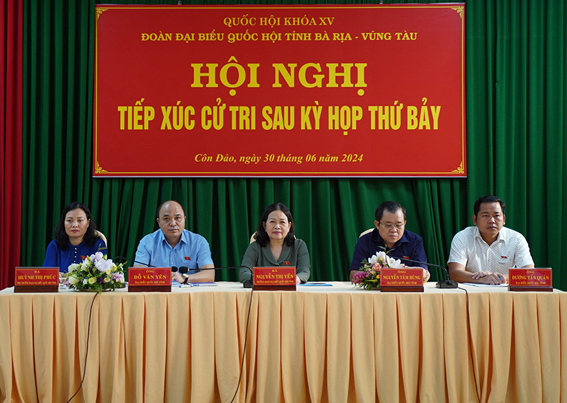 Đoàn ĐBQH tỉnh gồm bà Nguyễn Thị Yến, Phó Bí thư Thường trực Tỉnh ủy, Trưởng Đoàn ĐBQH tỉnh; bà Huỳnh Thị Phúc, Phó Trưởng Đoàn ĐBQH tỉnh; Chuẩn đô đốc Đỗ Văn Yên, Phó Chính ủy Quân chủng Hải quân; ông Dương Tấn Quân, Phó Giám đốc Trung tâm Y tế thị xã Phú Mỹ và Đại tá Nguyễn Tâm Hùng TXCT huyện Côn Đảo. Ảnh: MẠNH CƯỜNG