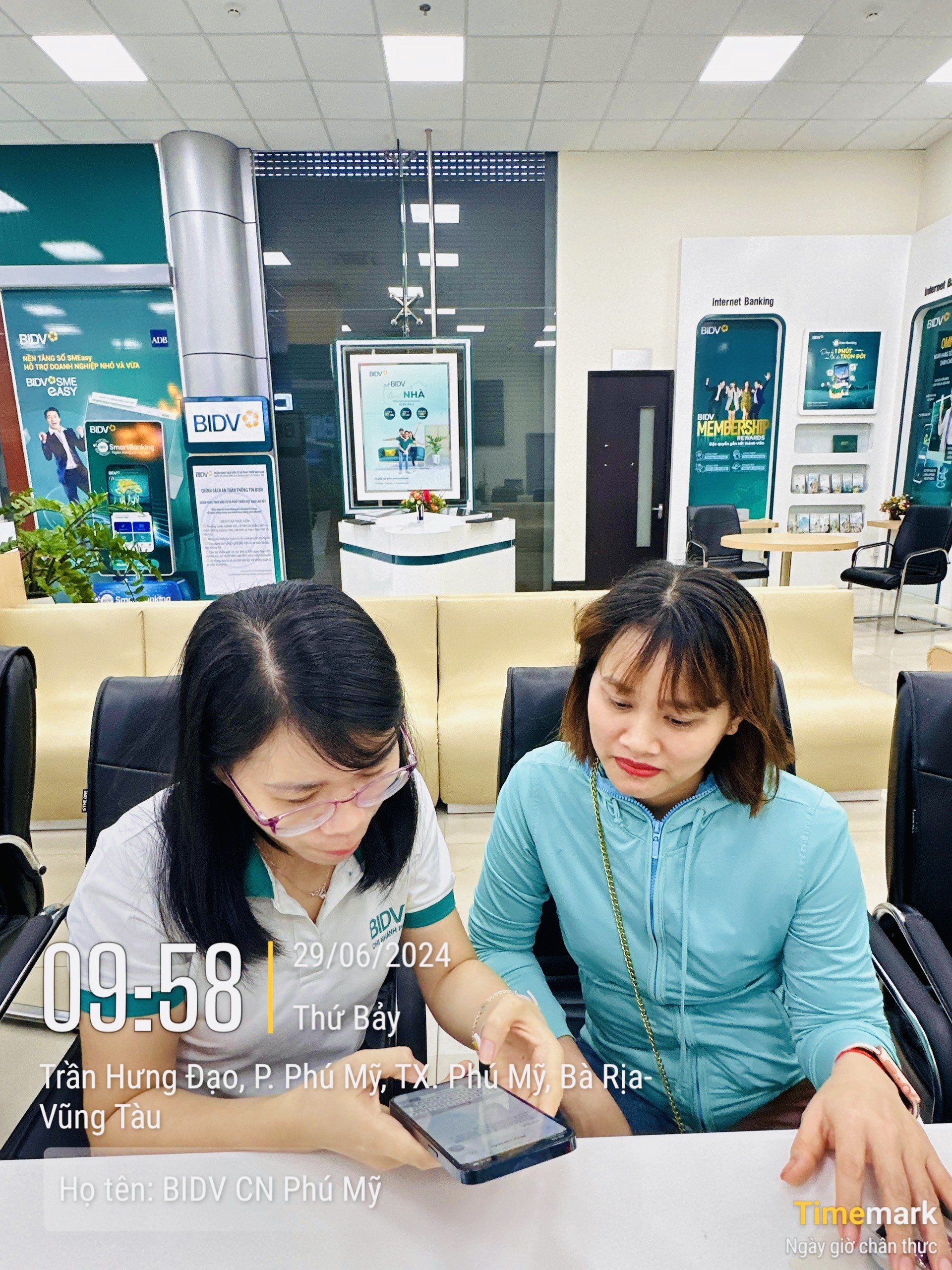 Nhân viên BIDV Phú Mỹ hướng dẫn khách hàng cài đặt sinh trắc học.