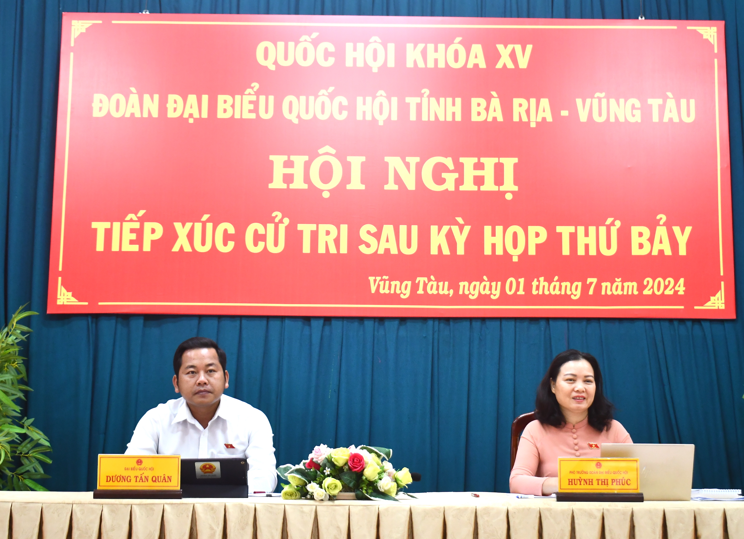 Bà Huỳnh Thị Phúc, Phó Trưởng Đoàn ĐBQH tỉnh; ông Dương Tấn Quân, Phó Giám đốc Trung tâm Y tế TX. Phú Mỹ TCXT tại TP.Vũng Tàu.