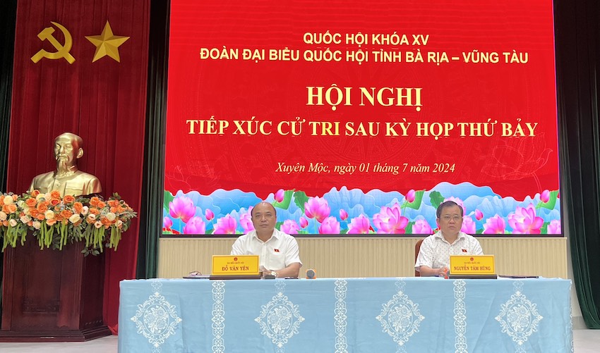 Chuẩn đô đốc Đỗ Văn Yên, Phó Chính ủy Quân chủng Hải quân và Đại tá Nguyễn Tâm Hùng TXCT huyện Xuyên Mộc.