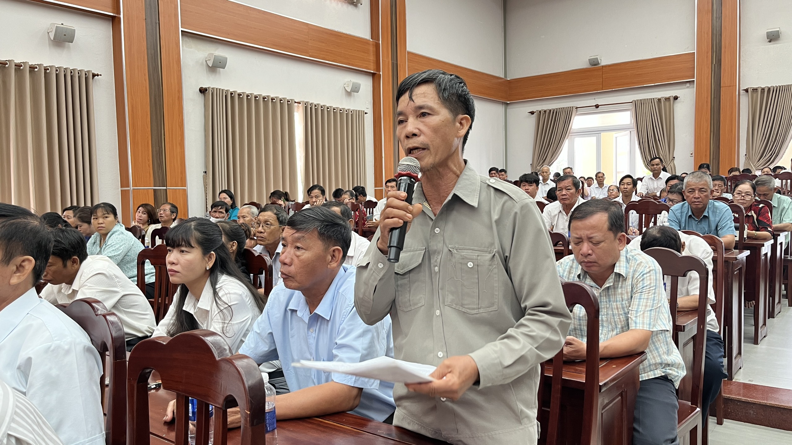 Cử tri. (huyện Xuyên Mộc) phát biểu tại buổi TXCT.