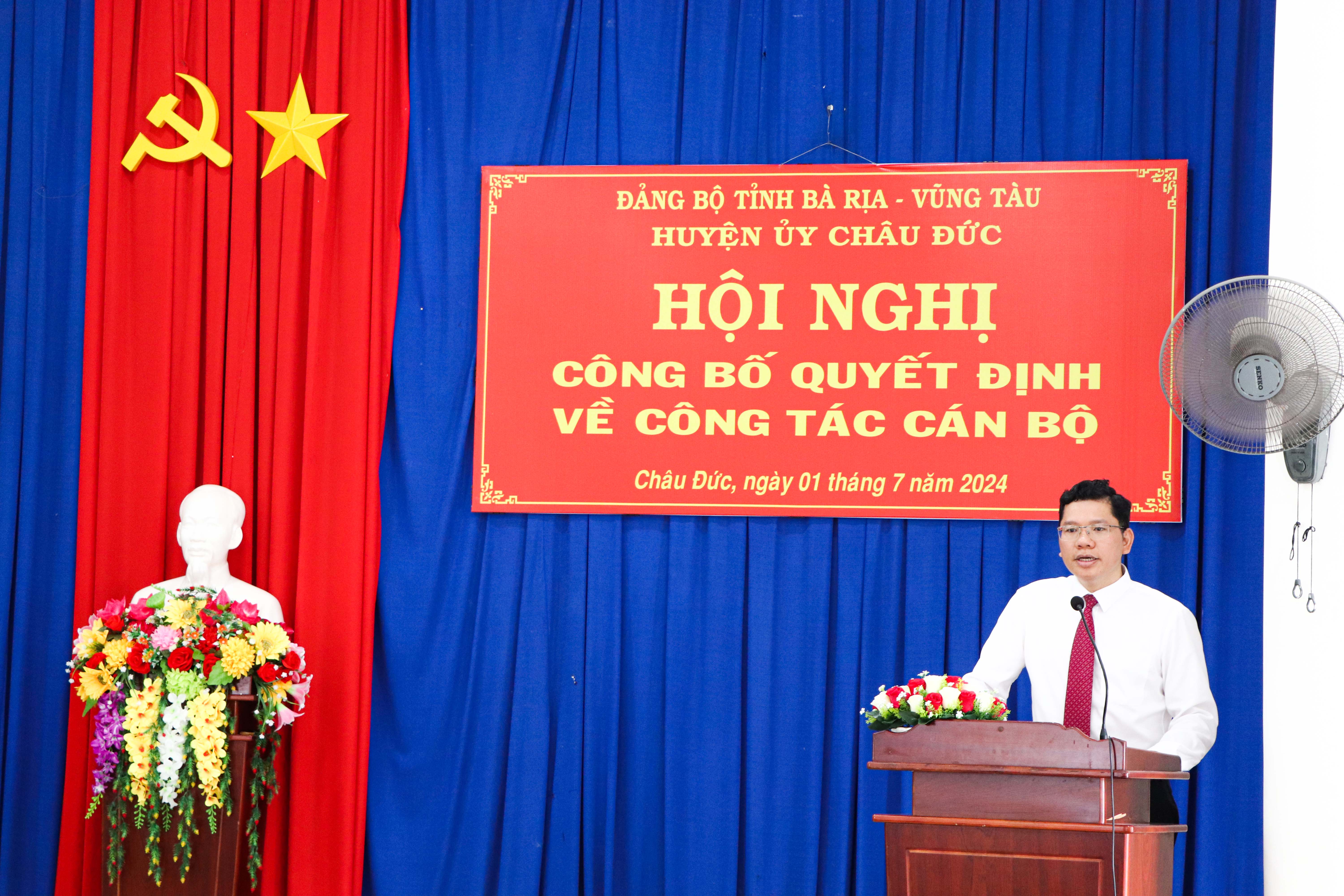 Bí thư Huyện ủy Châu Đức Hoàng Nguyên Dinh phát biểu tại buổi trao quyết định của Ban Thường vụ Huyện ủy Châu Đức.