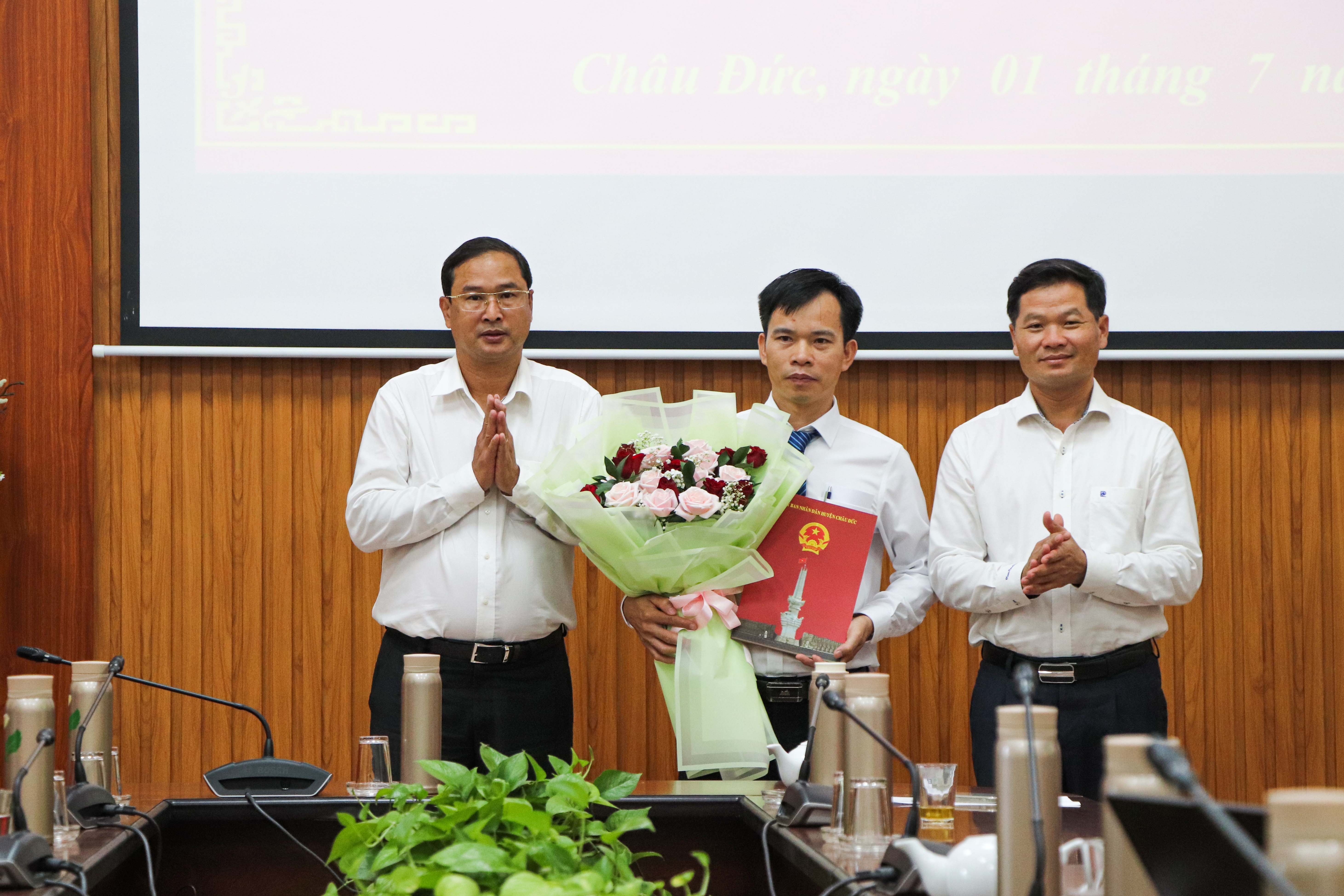 Ông Lê Thanh Liêm (bên phải), Phó Bí thư Thường trực Huyện ủy; ông Nguyễn Tấn Bản, Chủ tịch UBND huyện Châu Đức trao quyết định bổ nhiệm của UBND huyện và tặng hoa chúc mừng ông Lê Văn Tứ nhận nhiệm vụ mới.