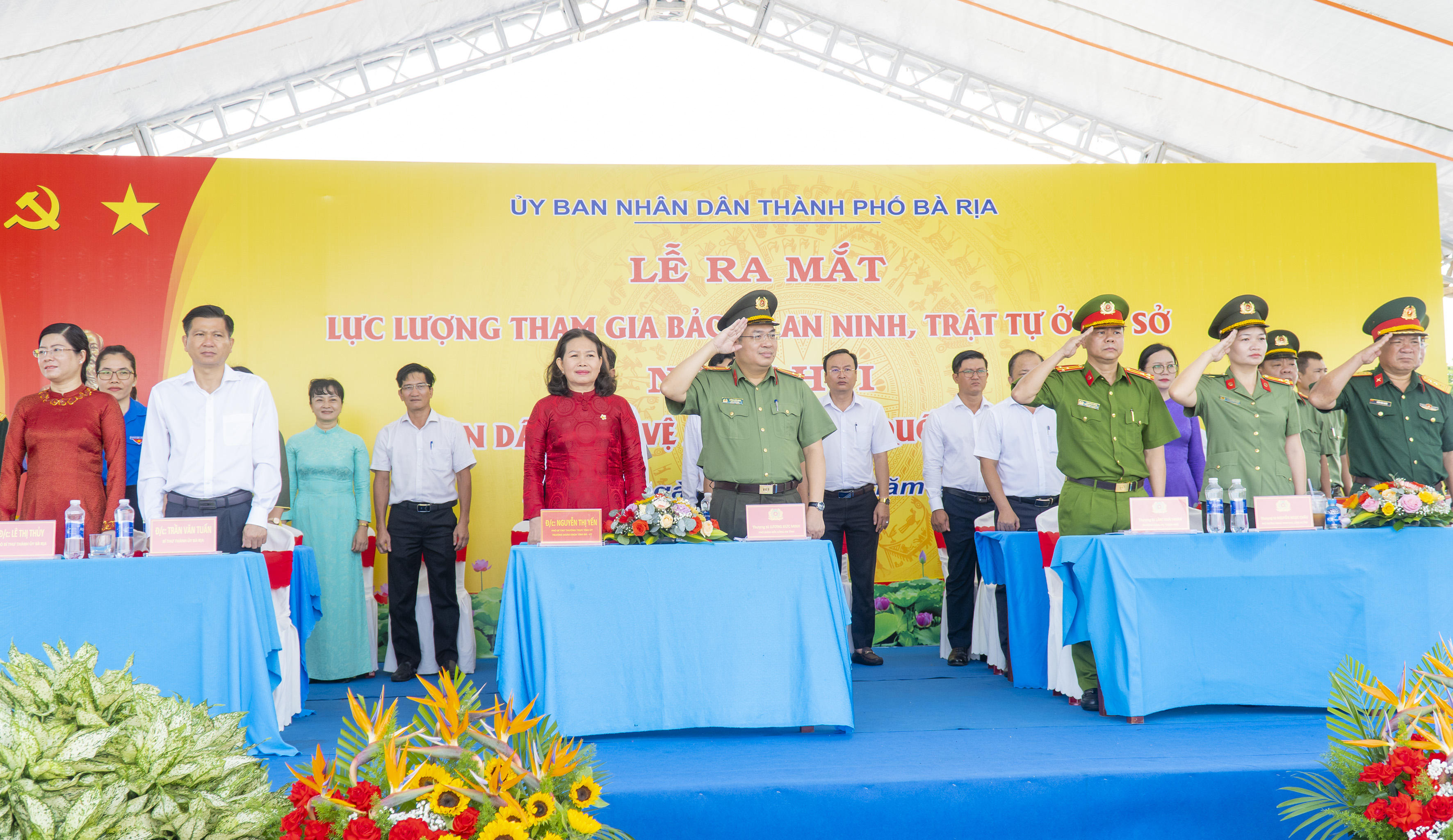Bà Nguyễn Thị Yến, Phó Bí thư Thường trực Tỉnh ủy, Trưởng Đoàn ĐBQH tỉnh cùng các đại biểu tham dự buổi lễ. Ảnh: Bảo Khánh