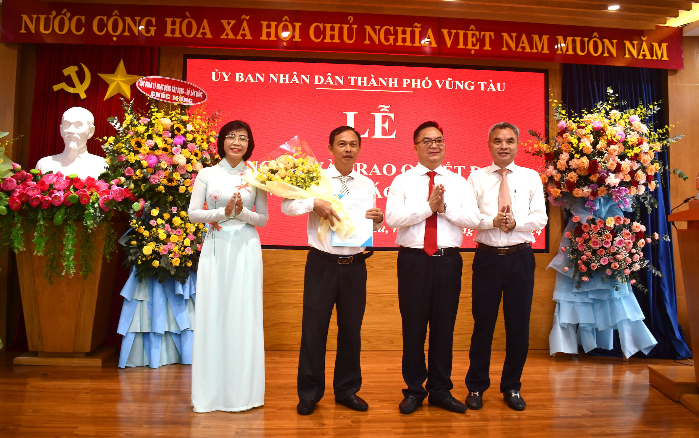 Lãnh đạo TP.Vũng Tàu và lãnh đạo Sở Xây dựng trao quyết định tặng hoa chúc mừng đến ông Nguyễn Văn Huynh.