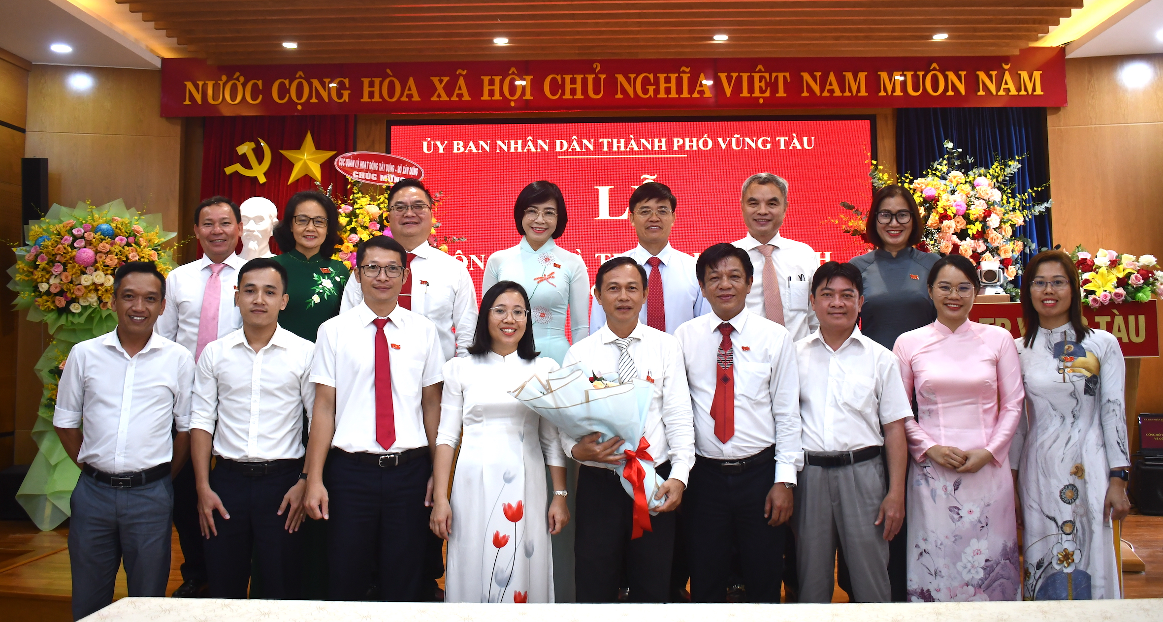 Lãnh đạo TP.Vũng Tàu và đại diện các phòng, ban chuyên môn, phòng Quản lý đô thị  chúc mừng ông Nguyễn Văn Huynh.