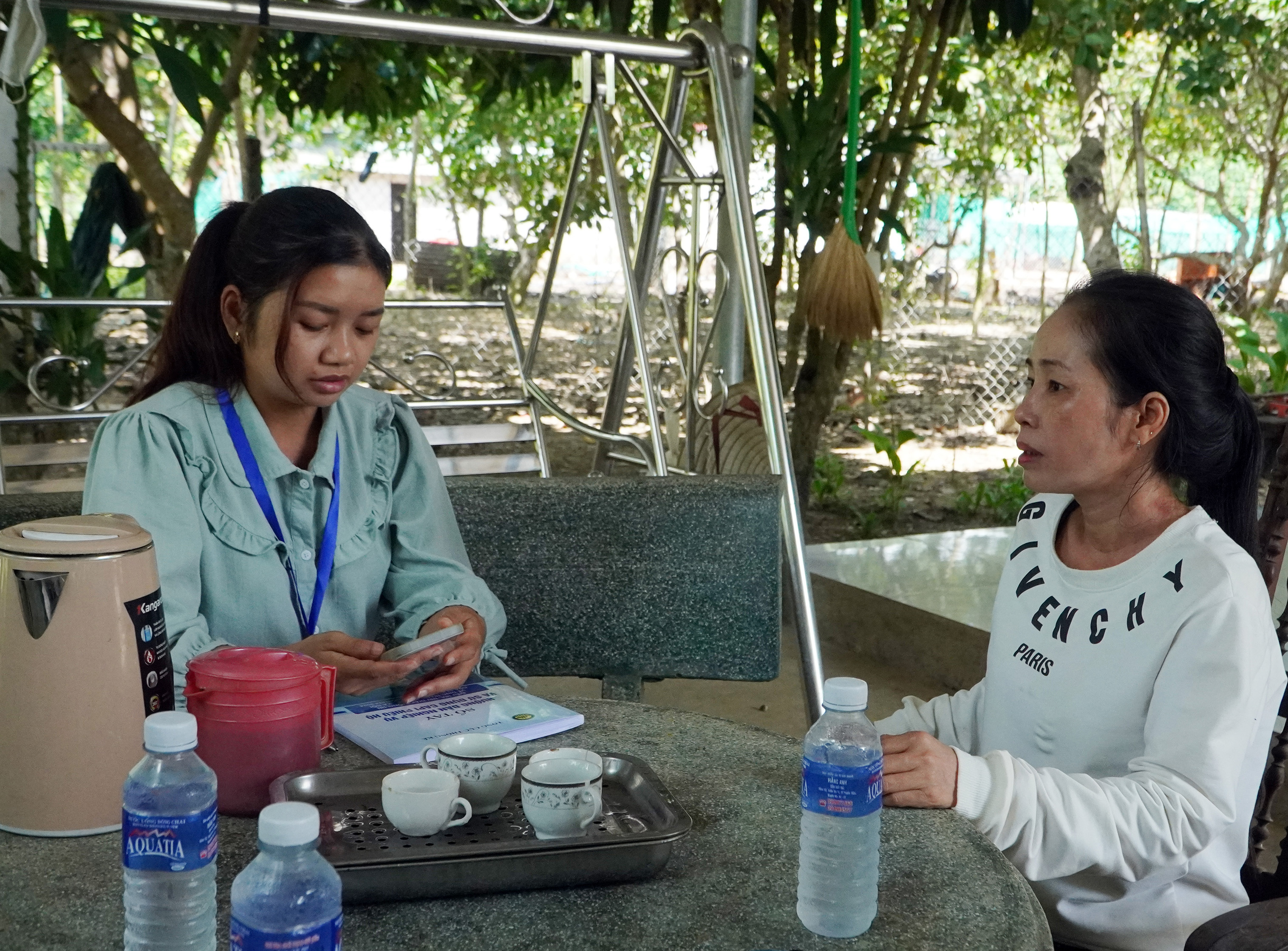 Cuộc điều tra, thu thập thông tin về đời sống kinh tế-xã hội đồng bào dân tộc thiểu số đợt này dự kiến diễn ra từ 1/7 đến hết 15/8. Trong ảnh: Điều tra viên thu thập thông tin tại gia đình chị Vũ Thị Hường, dân tộc Tày, xã Tân Lâm, huyện Xuyên Mộc.                            