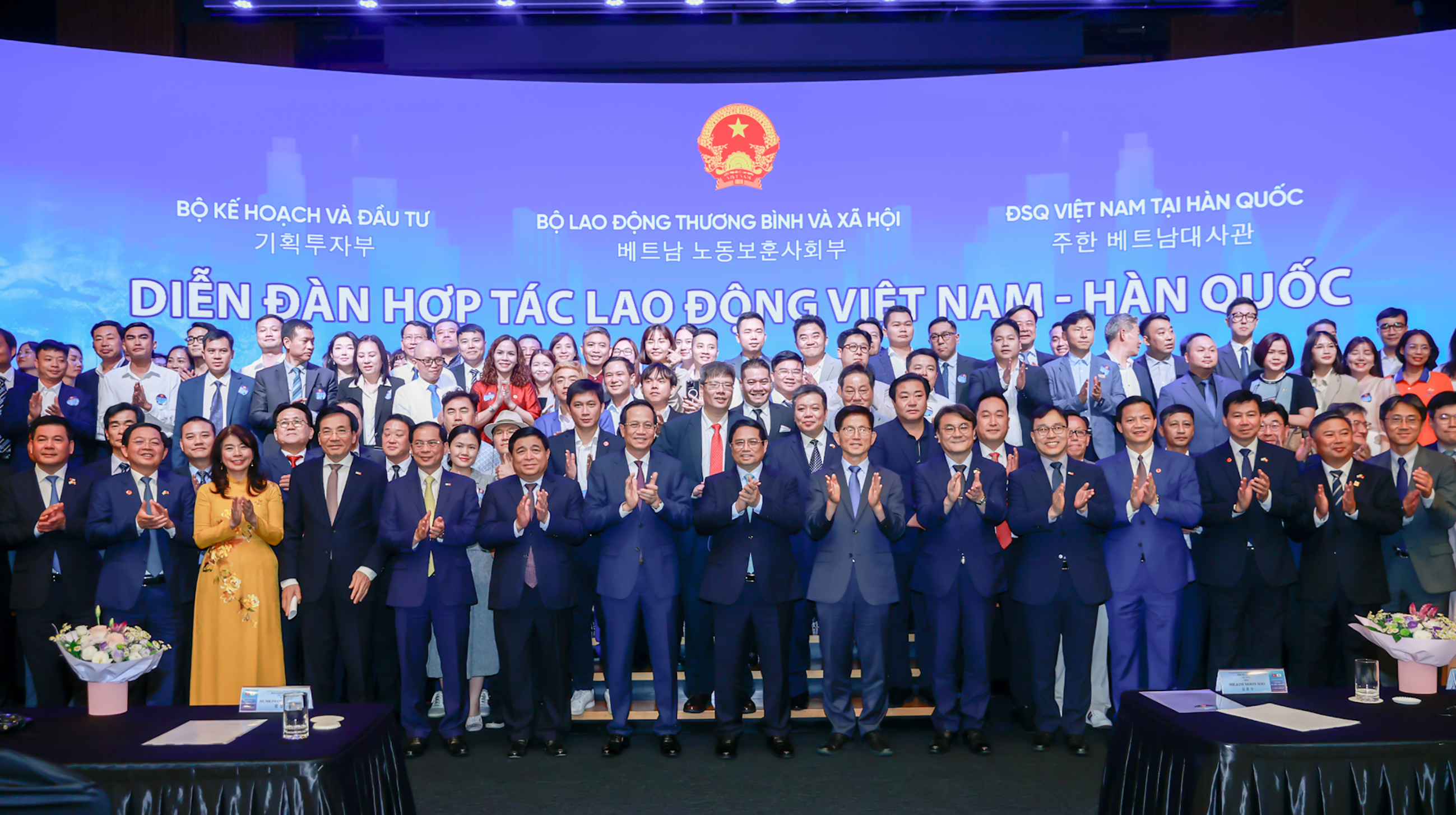 Thủ tướng chụp ảnh cùng các đại biểu dự diễn đàn. Ảnh: NHẬT BẮC