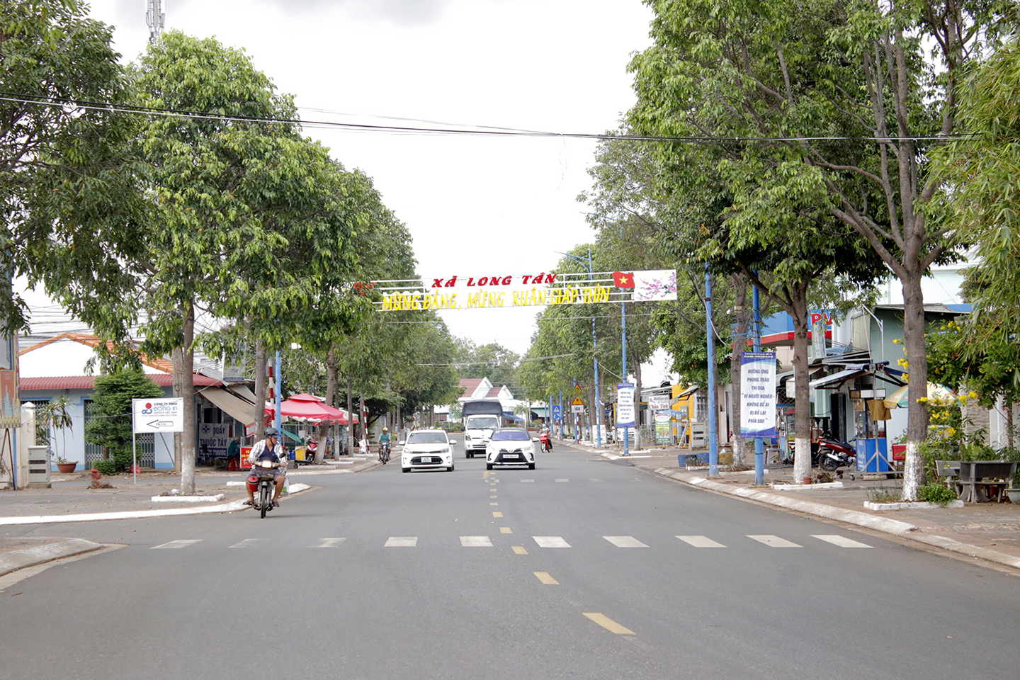 Các trục đường chính của xã được đầu tư khang trang, sạch đẹp.