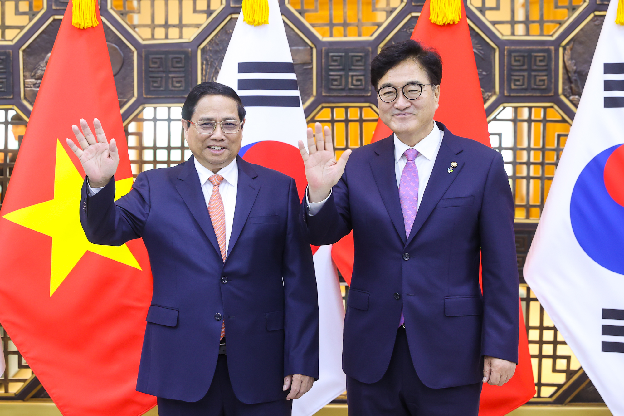 Thủ tướng Chính phủ Phạm Minh Chính và Chủ tịch Quốc hội Hàn Quốc Woo Won Shik.  Ảnh: NHẬT BẮC