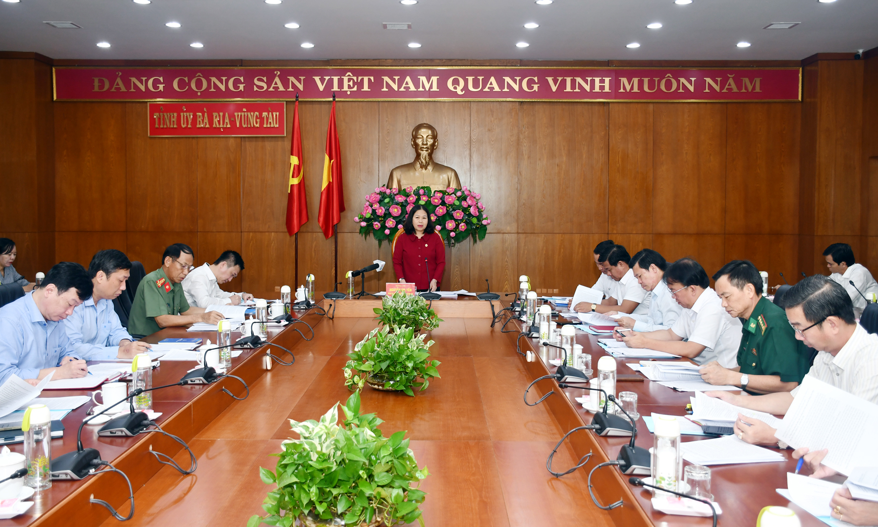 Bà Nguyễn Thị Yến, Phó Bí thư Thường trực Tỉnh ủy, Trưởng Đoàn ĐBQH tỉnh phát biểu tại hội nghị.