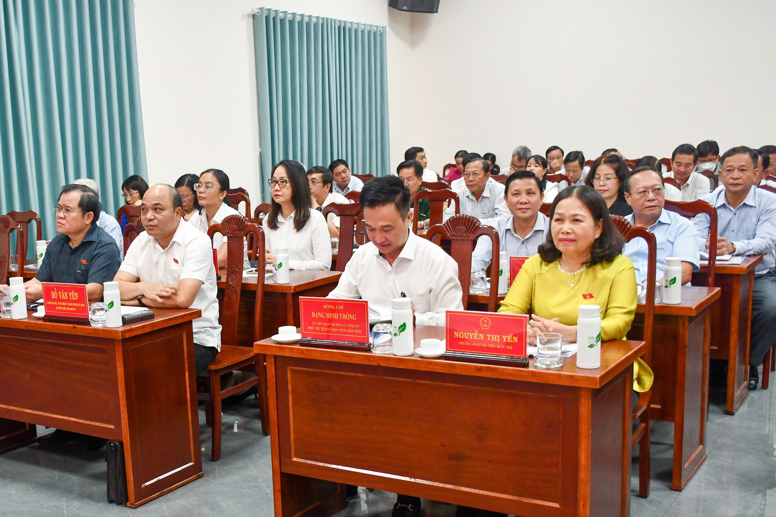 Bà Nguyễn Thị Yến, Phó Bí thư Thường trực Tỉnh ủy, Trưởng Đoàn ĐBQH tỉnh; ông Đặng Minh Thông, Ủy viên Ban Thường vụ Tỉnh ủy, Phó Chủ tịch UBND tỉnh và các đại biểu tham dự hội nghị.