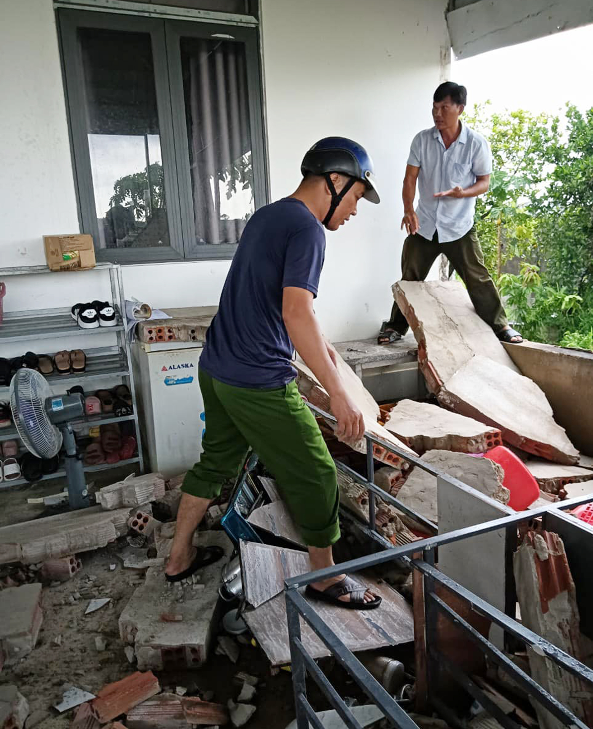 Nhà dân ở xã Láng Dài bị tốc mái sau cơn lốc xoáy chiều 2/7.