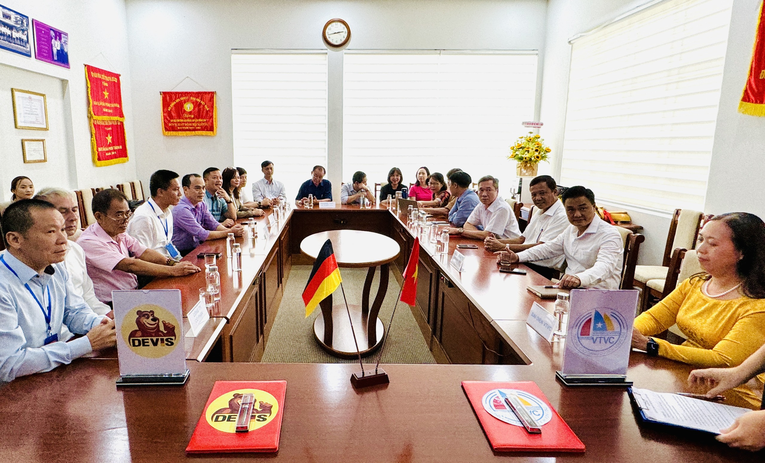 Các đại biểu dự lễ ký kết.