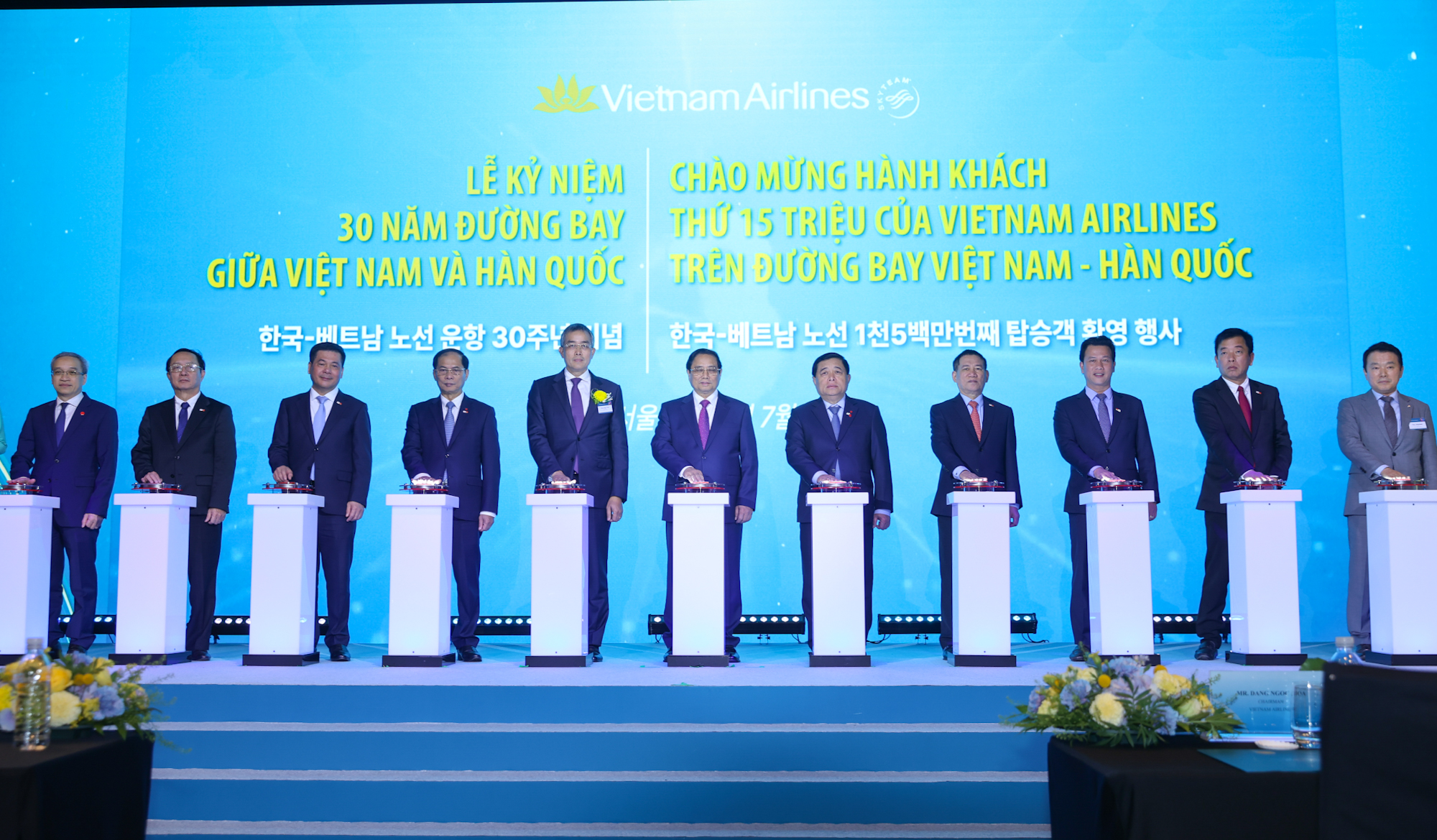 Thủ tướng Phạm Minh Chính dự lễ kỷ niệm 30 năm đường bay thẳng và chào đón hành khách thứ 15 triệu trên đường bay Việt Nam - Hàn Quốc của hãng hàng không Vietnam Airlines. Ảnh: NHẬT BẮC