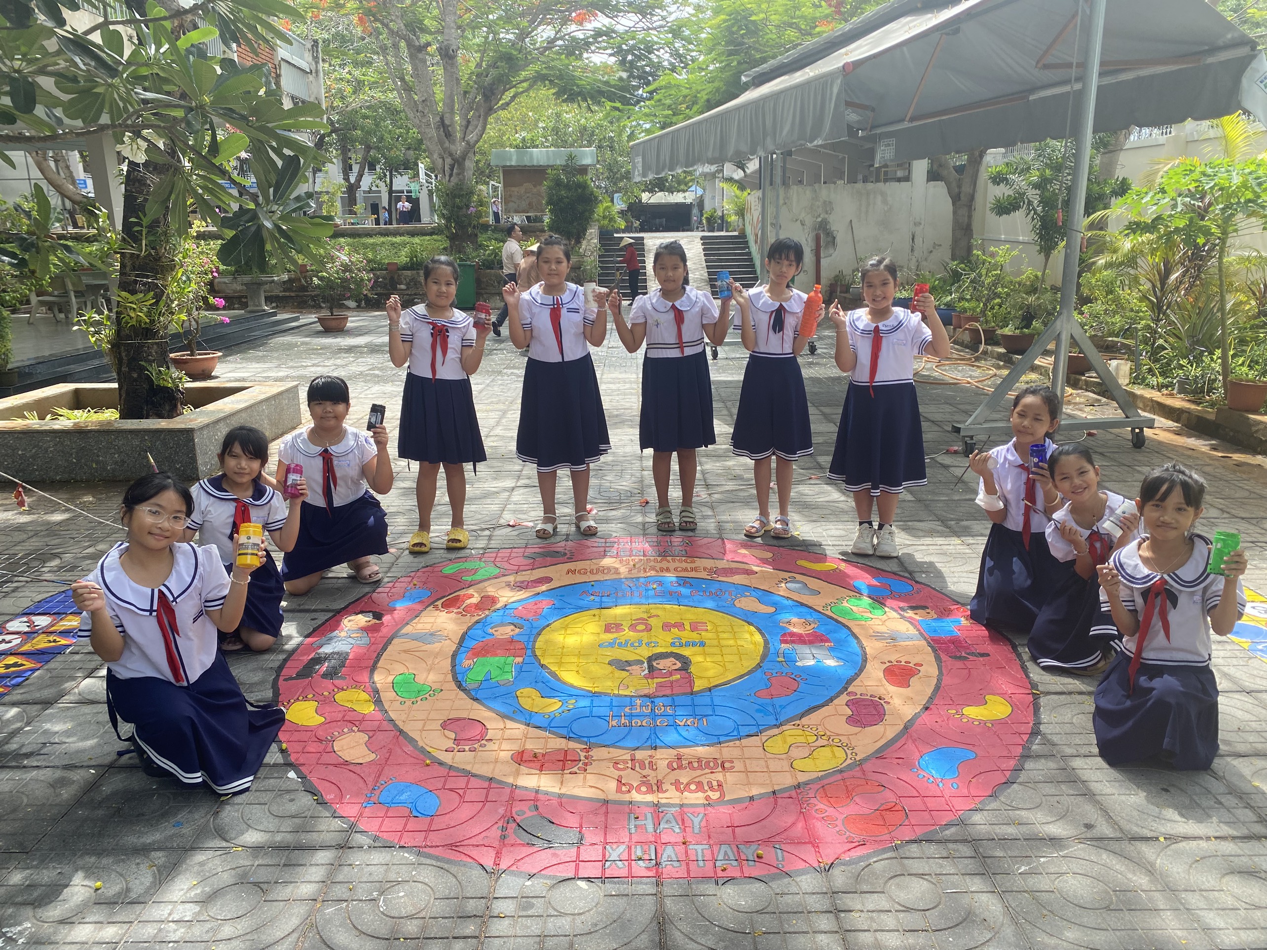 Học sinh Trường TH Cao Văn Ngọc hào hứng sau khi cùng giáo viên hoàn tất sân chơi sáng tạo tại sân trường.