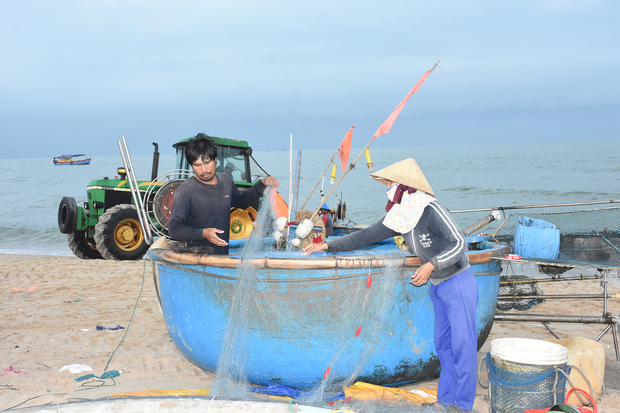  Ngư dân Phước Hải trở về sau một chuyến đánh bắt bằng thuyền thúng.